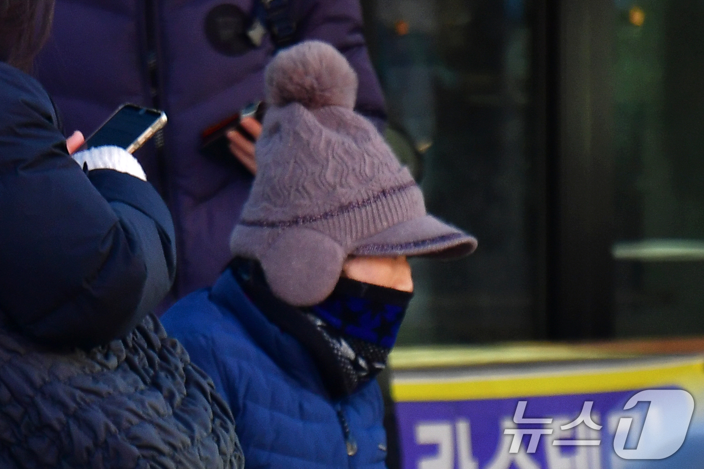 (포항=뉴스1) 최창호 기자 = 꽃샘추위가 기승을 부린 19일 오전 경북 포항시 북구 죽도시장 버스정류소에서 두터운 방한복 차림의 시민이 버스를 기다리고 있다. 2025.2.19/ …