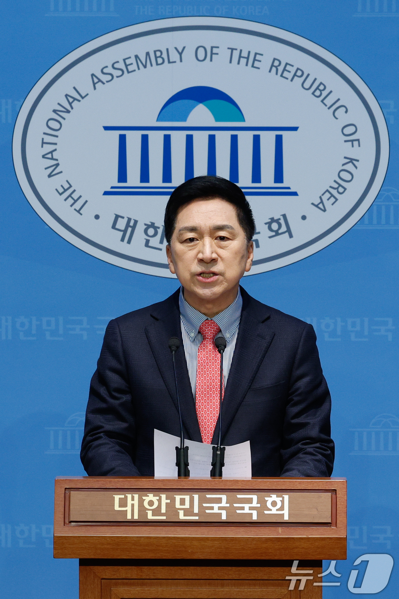 (서울=뉴스1) 안은나 기자 = 김기현 국민의힘 의원이 19일 서울 여의도 국회 소통관에서 윤석열 대통령의 형사재판과 탄핵심판이 오는 20일 동시에 열리는 것과 관련, 헌법재판소를 …