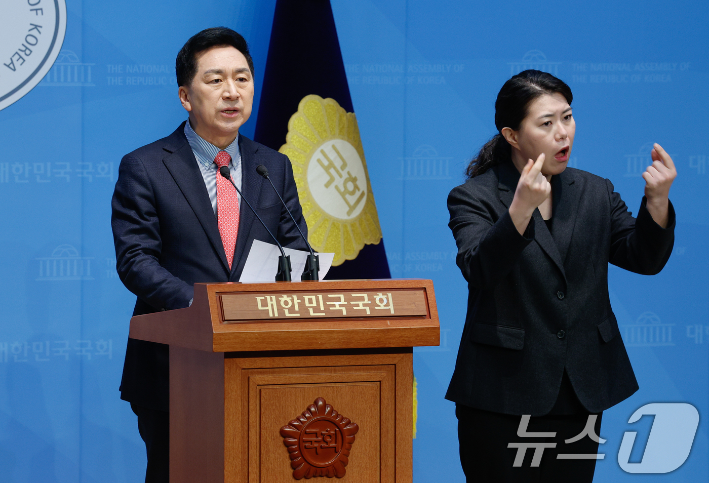 (서울=뉴스1) 안은나 기자 = 김기현 국민의힘 의원이 19일 서울 여의도 국회 소통관에서 윤석열 대통령의 형사재판과 탄핵심판이 오는 20일 동시에 열리는 것과 관련, 헌법재판소를 …
