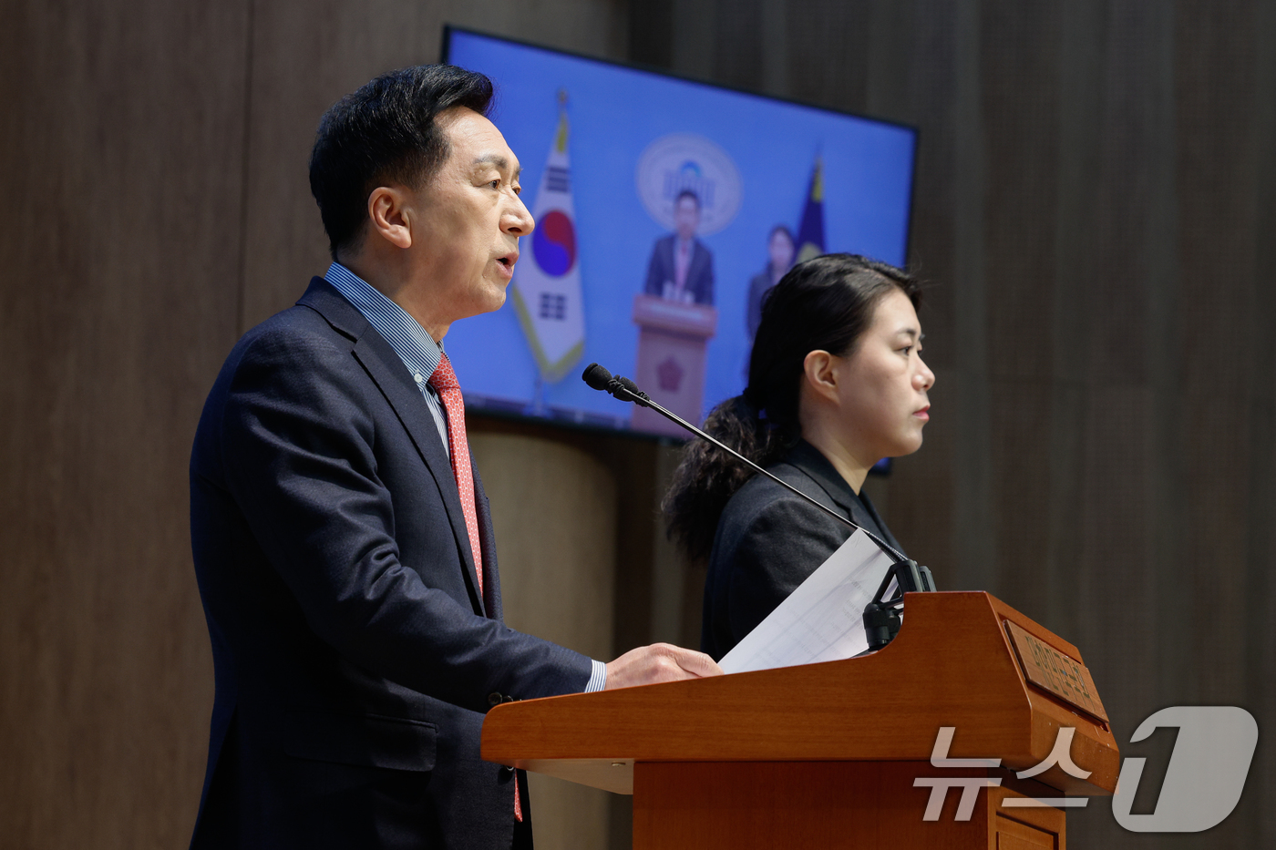 (서울=뉴스1) 안은나 기자 = 김기현 국민의힘 의원이 19일 서울 여의도 국회 소통관에서 윤석열 대통령의 형사재판과 탄핵심판이 오는 20일 동시에 열리는 것과 관련, 헌법재판소를 …