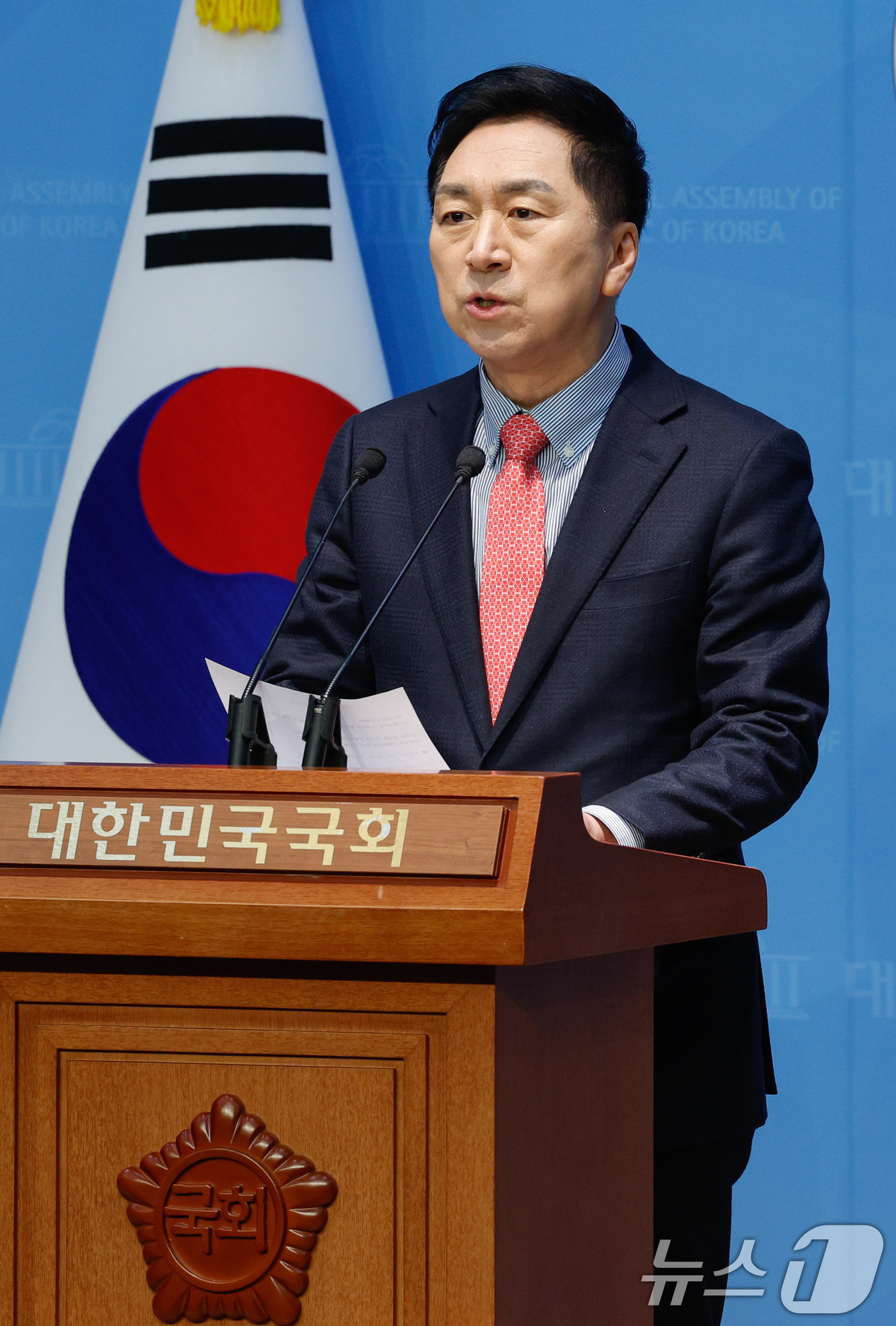 (서울=뉴스1) 안은나 기자 = 김기현 국민의힘 의원이 19일 서울 여의도 국회 소통관에서 윤석열 대통령의 형사재판과 탄핵심판이 오는 20일 동시에 열리는 것과 관련, 헌법재판소를 …