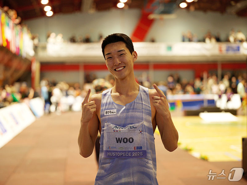 (서울=뉴스1) = 우상혁이 19일(한국시간) 슬로바키아 반스카비스트리차에서 열린 2025 세계육상연맹 인도어 투어 실버 반스카비스트리차 실내높이뛰기 대회에서 2ｍ28을 넘어 우승 …