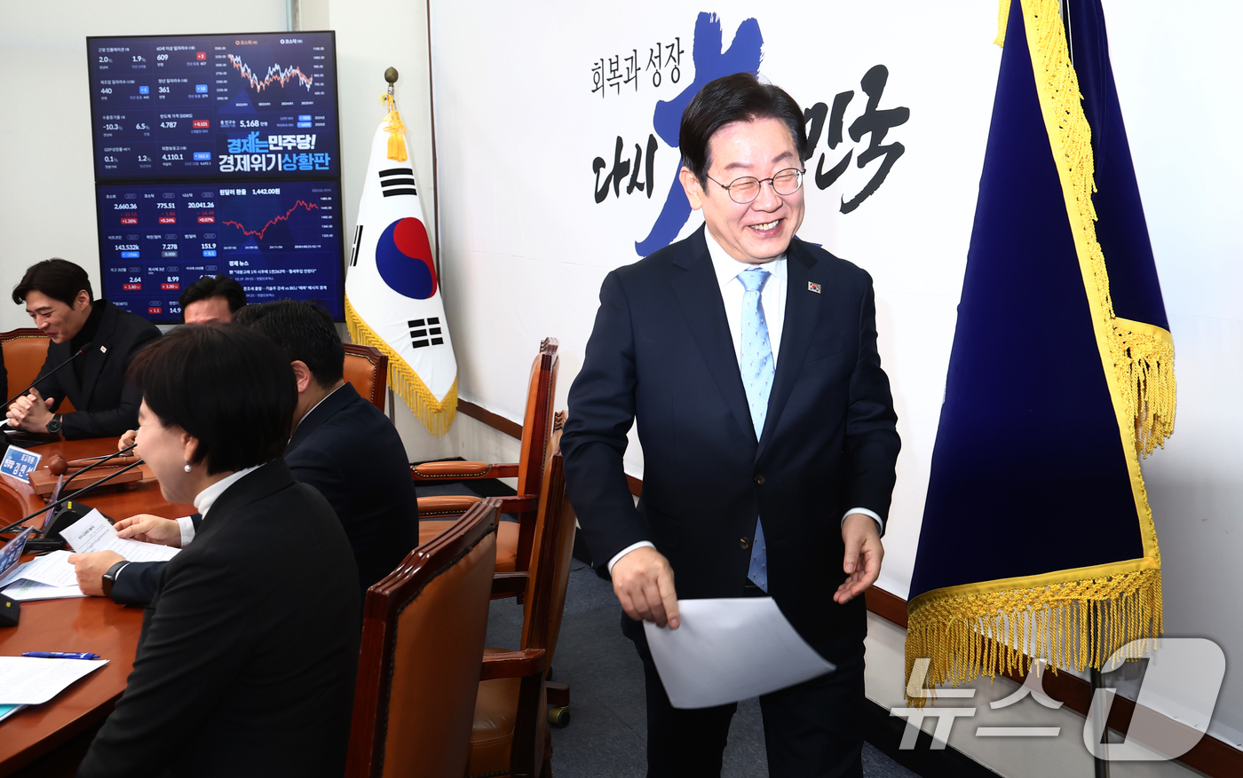 (서울=뉴스1) 김민지 기자 = 이재명 더불어민주당 대표가 19일 오전 서울 여의도 국회에서 열린 최고위원회의에서 발언을 마치고 야5당 원탁회의 출범식에 참석하기 위해 이석하고 있 …