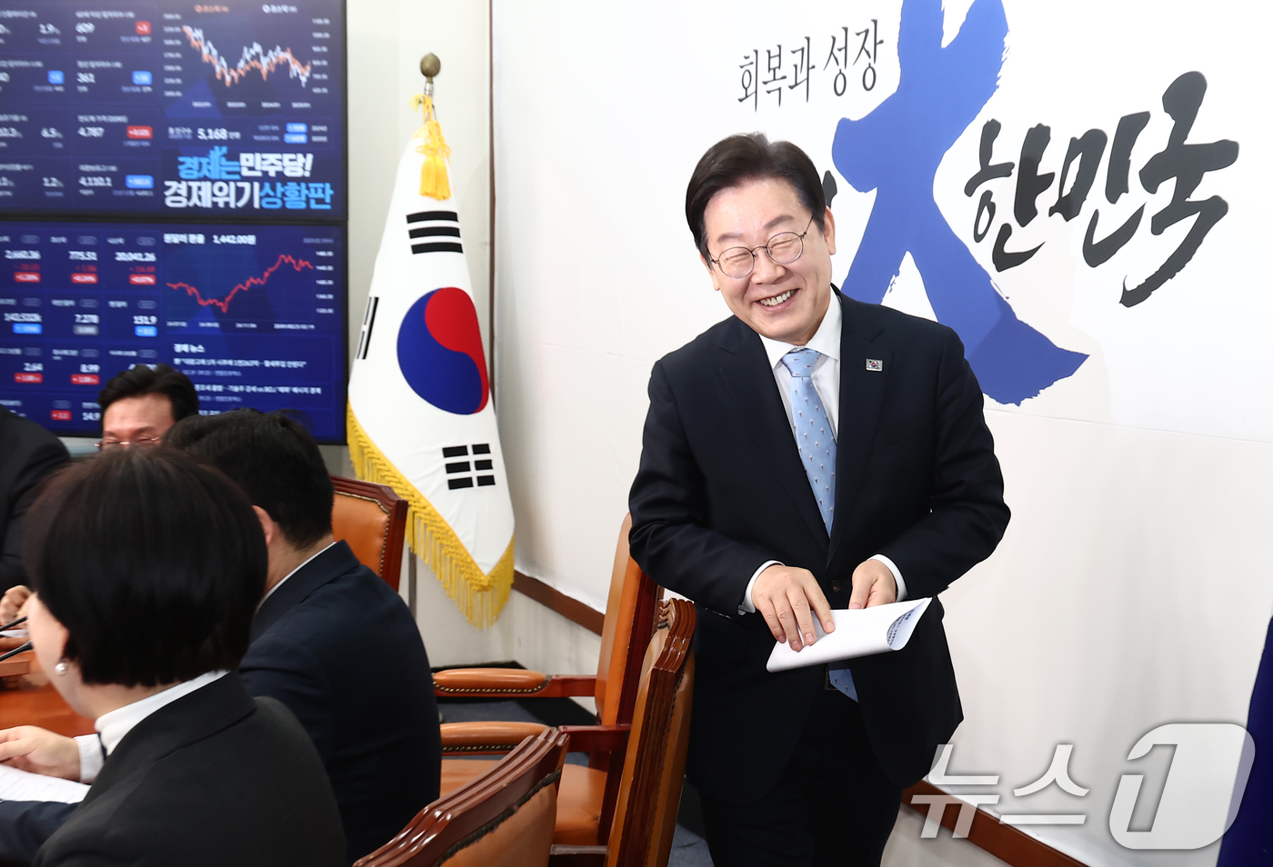 (서울=뉴스1) 김민지 기자 = 이재명 더불어민주당 대표가 19일 오전 서울 여의도 국회에서 열린 최고위원회의에서 발언을 마치고 야5당 원탁회의 출범식에 참석하기 위해 이석하고 있 …