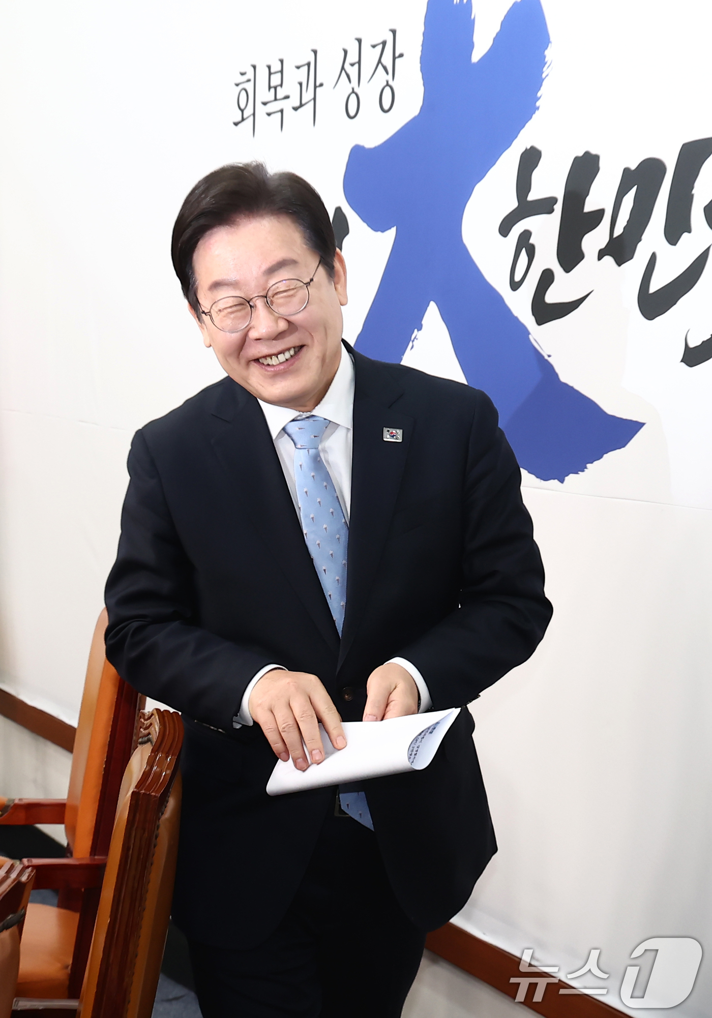 (서울=뉴스1) 김민지 기자 = 이재명 더불어민주당 대표가 19일 오전 서울 여의도 국회에서 열린 최고위원회의에서 발언을 마치고 야5당 원탁회의 출범식에 참석하기 위해 이석하고 있 …