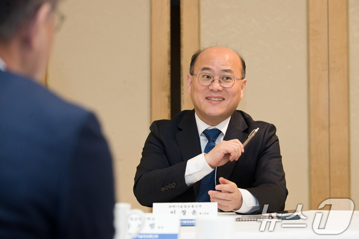 (서울=뉴스1) = 이창윤 과학기술정보통신부 제1차관이 19일 오전 서울 중구 달개비에서 열린 '제1차 기초연구 전략대화'에서 참석자들과 대화를 나누고 있다. (과학기술정보통신부 …