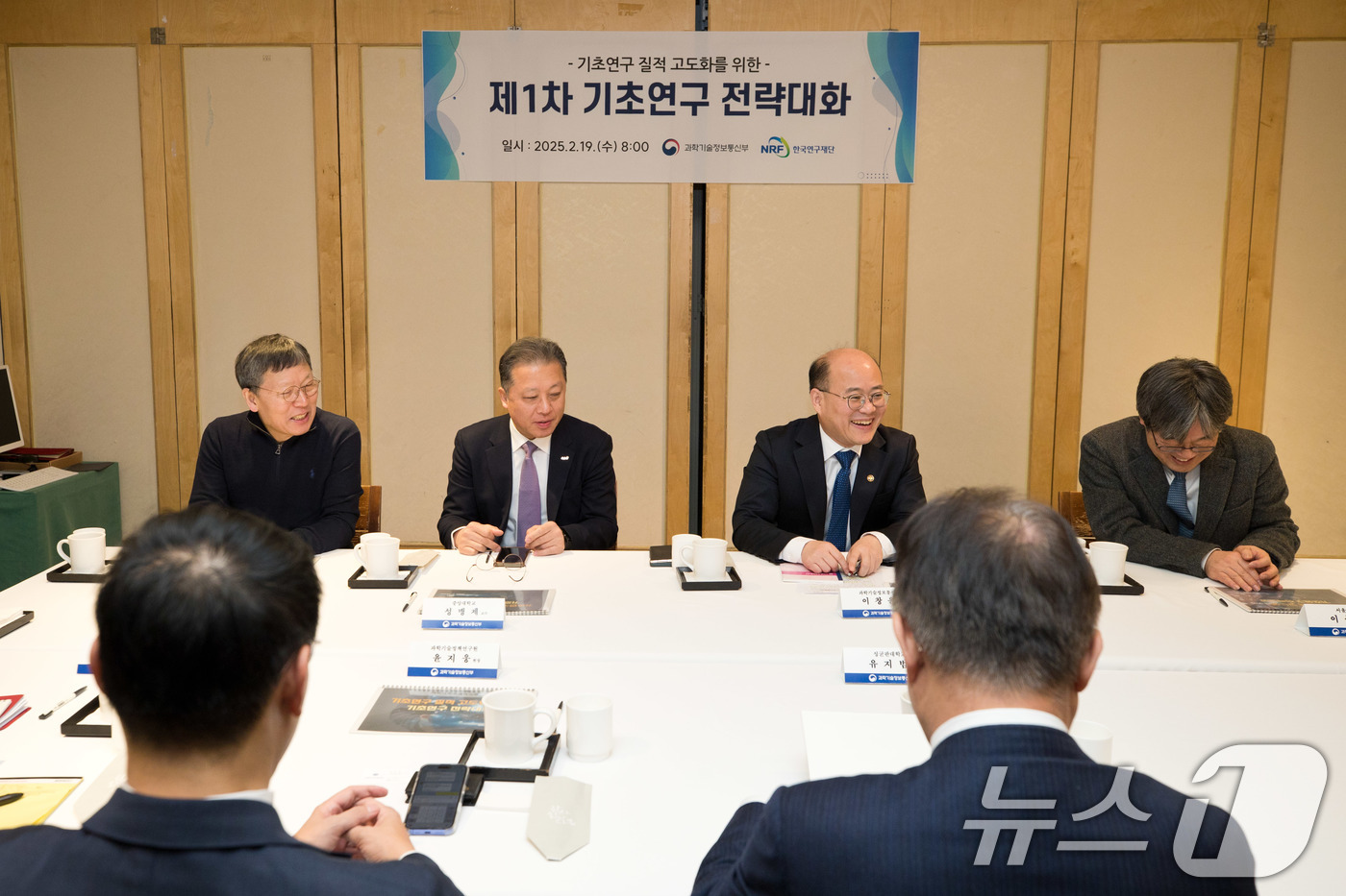 (서울=뉴스1) = 이창윤 과학기술정보통신부 제1차관이 19일 오전 서울 중구 달개비에서 열린 '제1차 기초연구 전략대화'에서 참석자들과 대화를 나누고 있다. (과학기술정보통신부 …