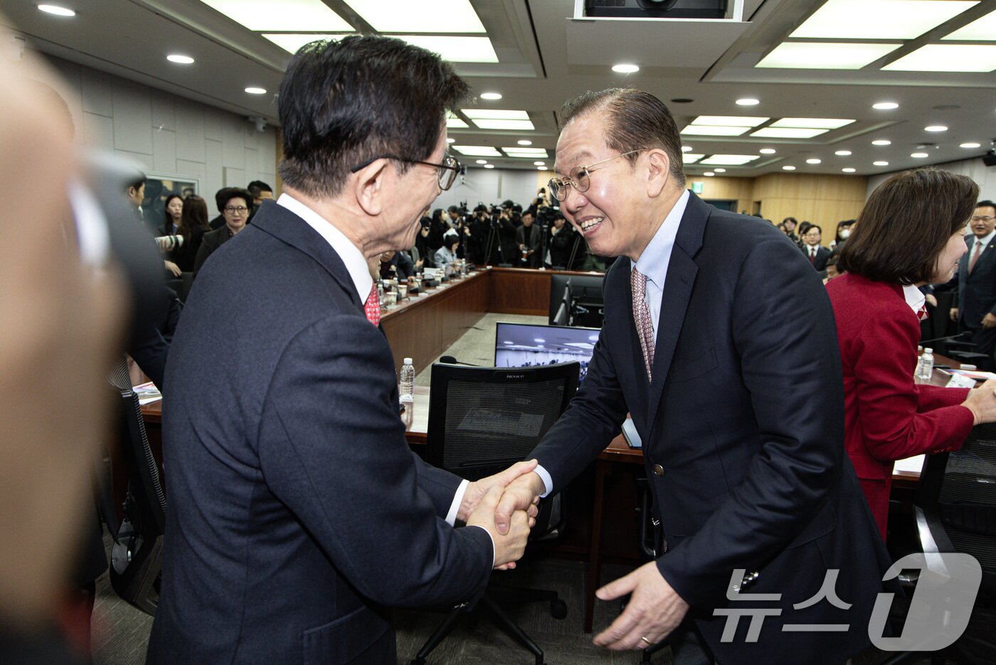 본문 이미지 - 권영세 국민의힘 비상대책위원장&#40;오른쪽&#41;과 김문수 고용노동부 장관이 19일 오전 서울 여의도 국회 의원회관에서 열린 &#39;2030·장년 모두 Win-Win하는 노동개혁&#39; 대토론회에서 만나 악수하고 있다. 2025.2.19/뉴스1 ⓒ News1 이재명 기자
