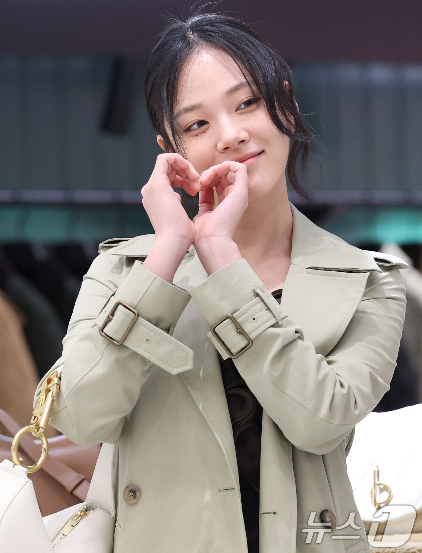 (서울=뉴스1) 권현진 기자 = 가수 겸 배우 비비(본명 김형서)가 19일 오전 서울 여의도 더현대 서울에서 열린 브랜드 버버리(BURBERRY)의 팝업스토어 오픈 행사에 참석해 …