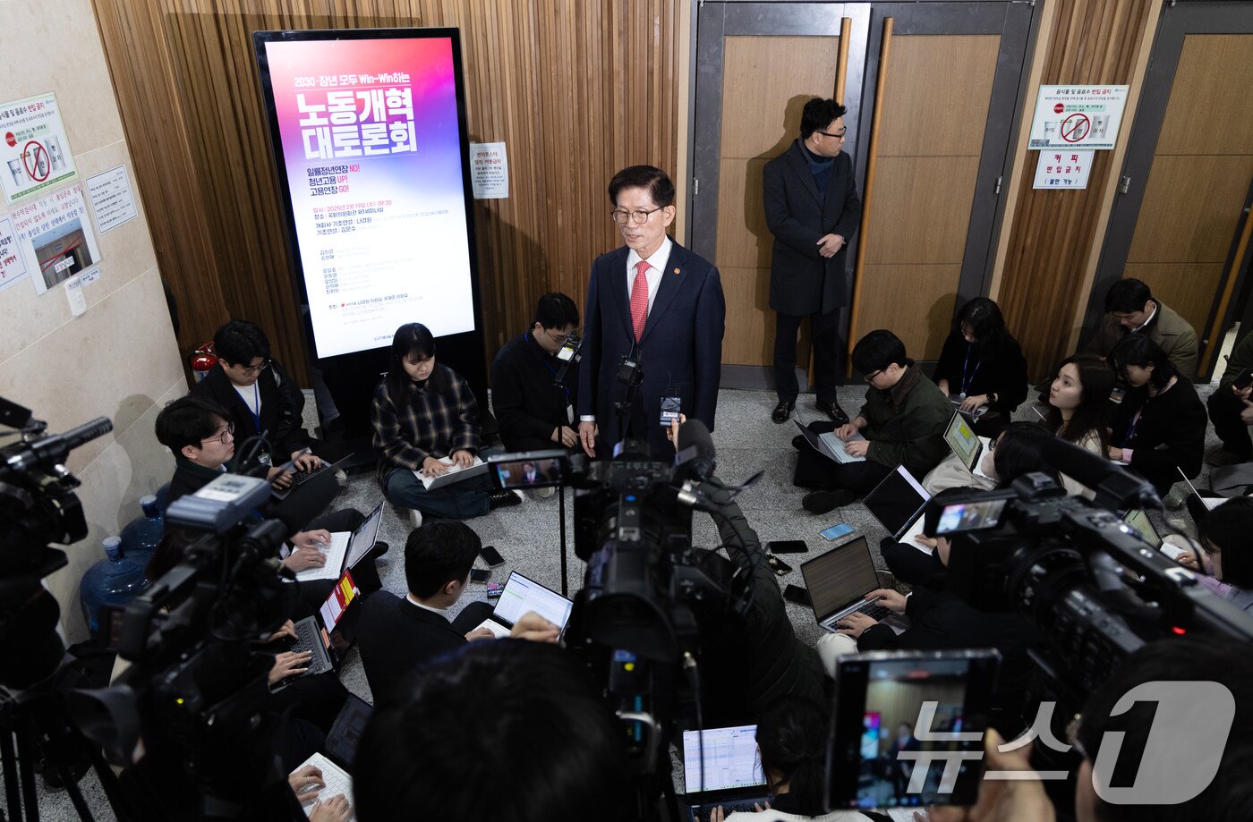 본문 이미지 - 김문수 고용노동부 장관이 19일 오전 서울 여의도 국회 의원회관에서 열린 &#39;2030·장년 모두 Win-Win하는 노동개혁&#39; 대토론회을 마친 후 취재진 질문에 답변하고 있다. 2025.2.19/뉴스1 ⓒ News1 이재명 기자