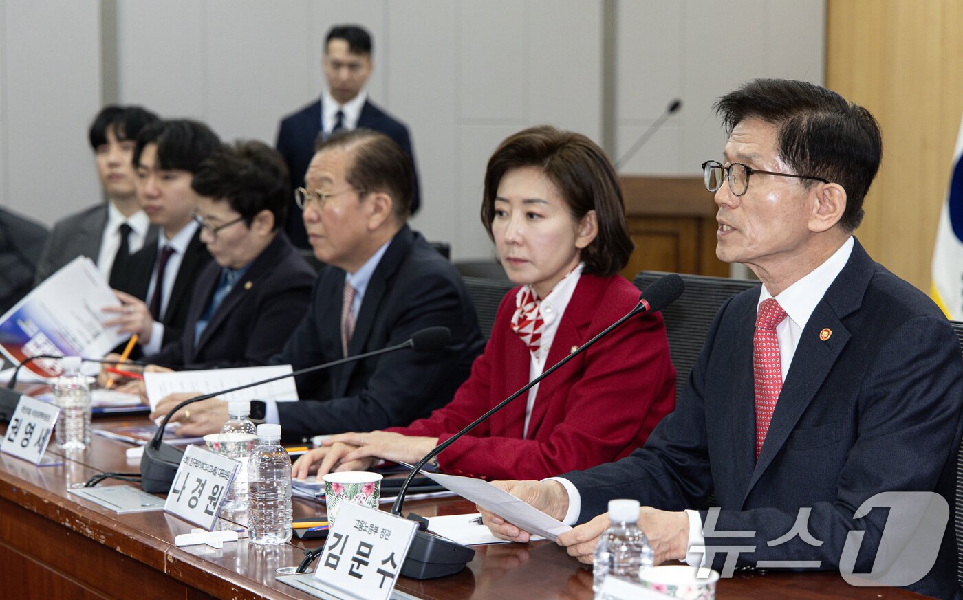 본문 이미지 - 김문수 고용노동부 장관이 19일 오전 서울 여의도 국회 의원회관에서 열린 &#39;2030·장년 모두 Win-Win하는 노동개혁&#39; 대토론회에서 기조연설을 하고 있다. 2025.2.19/뉴스1 ⓒ News1 이재명 기자