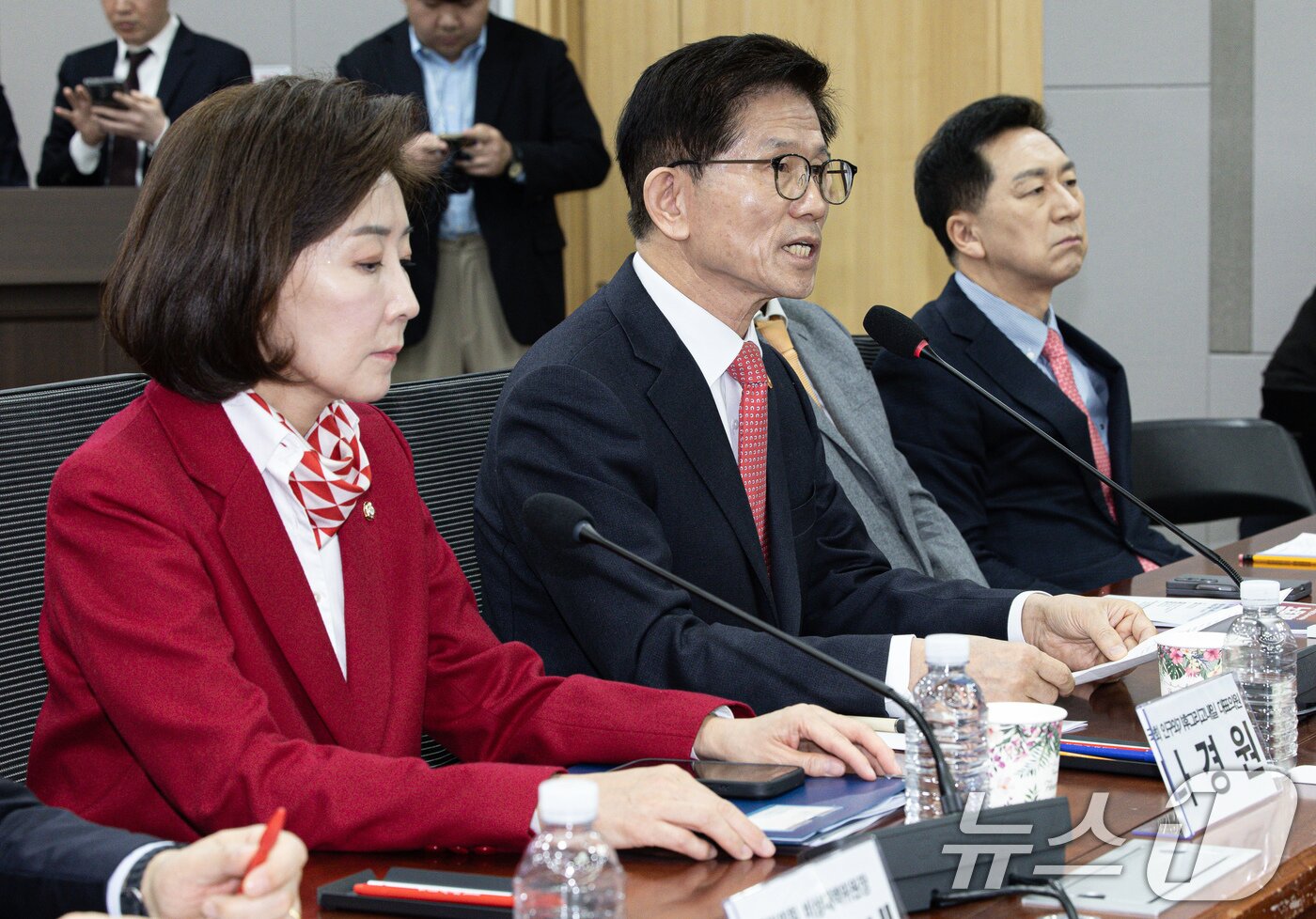 본문 이미지 - 김문수 고용노동부 장관이 19일 오전 서울 여의도 국회 의원회관에서 열린 &#39;2030·장년 모두 Win-Win하는 노동개혁&#39; 대토론회에서 기조연설을 하고 있다. 2025.2.19/뉴스1 ⓒ News1 이재명 기자