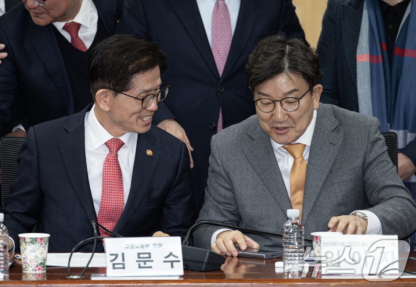 (서울=뉴스1) 이재명 기자 = 권성동 국민의힘 원내대표와 김문수 고용노동부 장관이 19일 오전 서울 여의도 국회 의원회관에서 열린 '2030·장년 모두 Win-Win하는 노동개혁 …