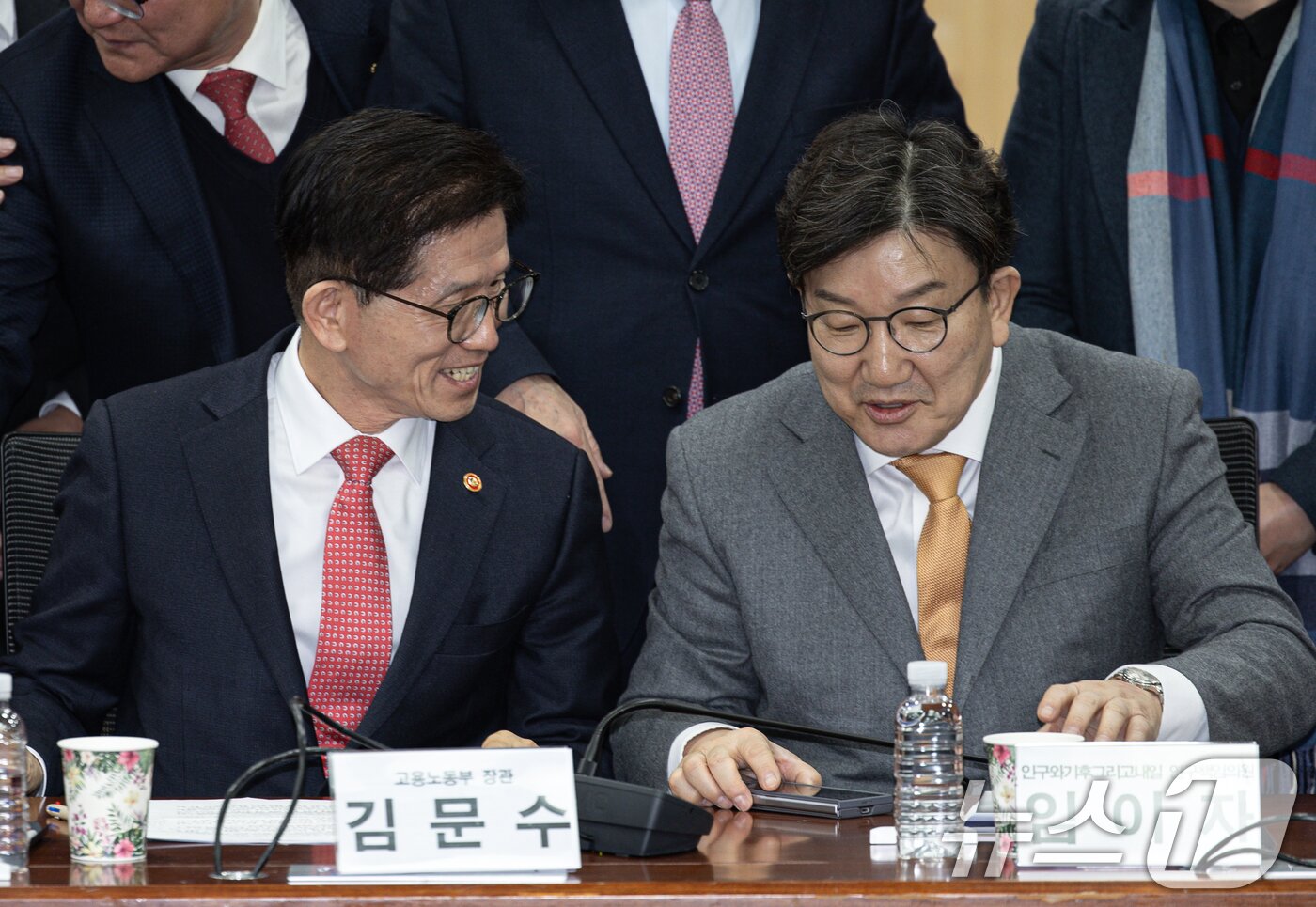 본문 이미지 - 권성동 국민의힘 원내대표와 김문수 고용노동부 장관이 19일 오전 서울 여의도 국회 의원회관에서 열린 &#39;2030·장년 모두 Win-Win하는 노동개혁&#39; 대토론회에서 악수하고 있다. 2025.2.19/뉴스1 ⓒ News1 이재명 기자
