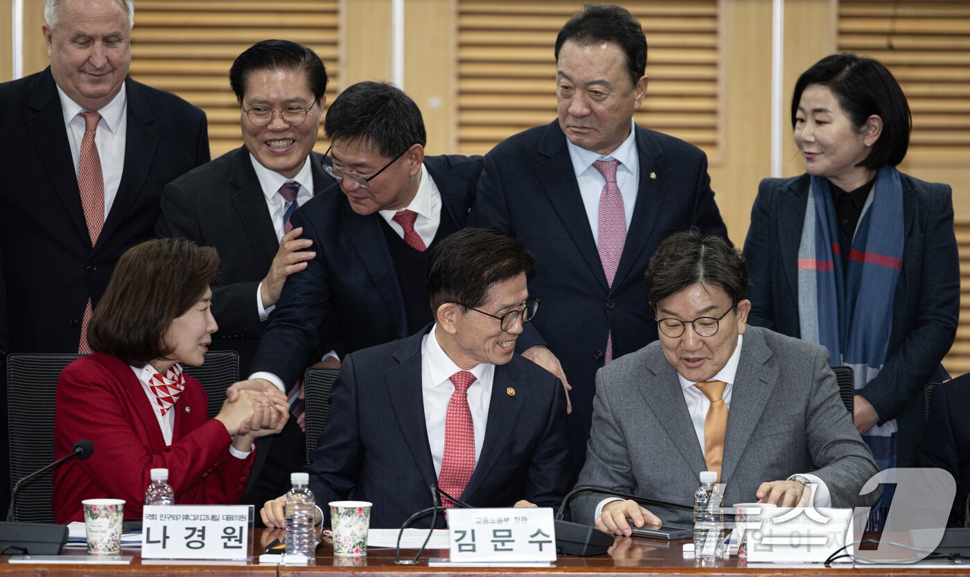 본문 이미지 - 권성동 국민의힘 원내대표와 김문수 고용노동부 장관이 19일 오전 서울 여의도 국회 의원회관에서 열린 &#39;2030·장년 모두 Win-Win하는 노동개혁&#39; 대토론회에서 대화하고 있다. 2025.2.19/뉴스1 ⓒ News1 이재명 기자