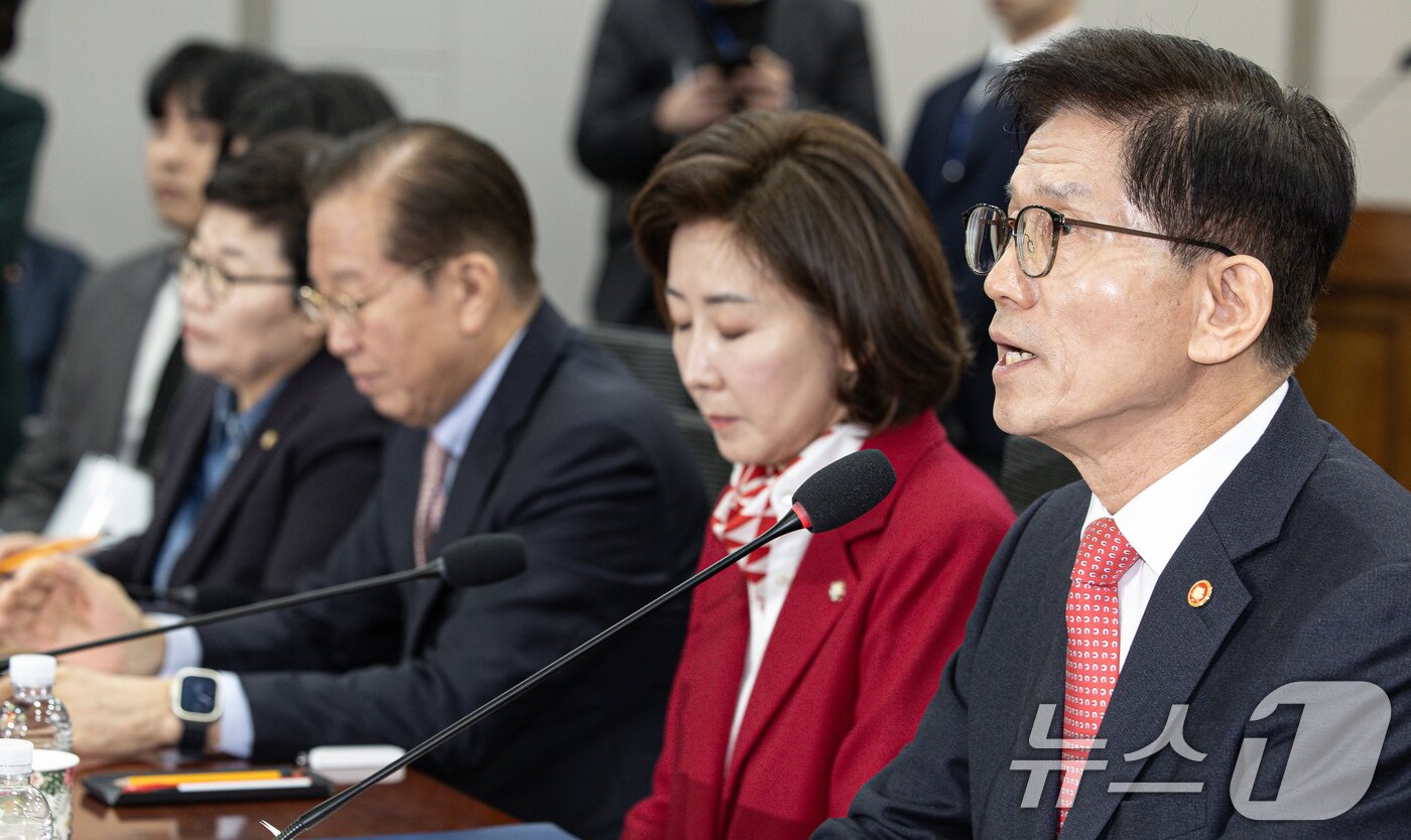 본문 이미지 - 김문수 고용노동부 장관이 19일 오전 서울 여의도 국회 의원회관에서 열린 &#39;2030·장년 모두 Win-Win하는 노동개혁&#39; 대토론회에서 기조연설을 하고 있다. 2025.2.19/뉴스1 ⓒ News1 이재명 기자