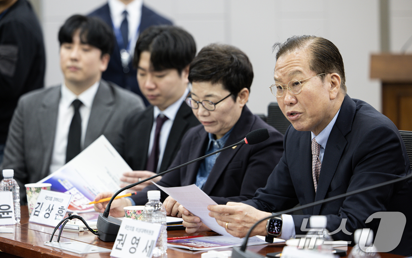 (서울=뉴스1) 이재명 기자 = 권영세 국민의힘 비상대책위원장이 19일 오전 서울 여의도 국회 의원회관에서 열린 '2030·장년 모두 Win-Win하는 노동개혁' 대토론회에서 축사 …