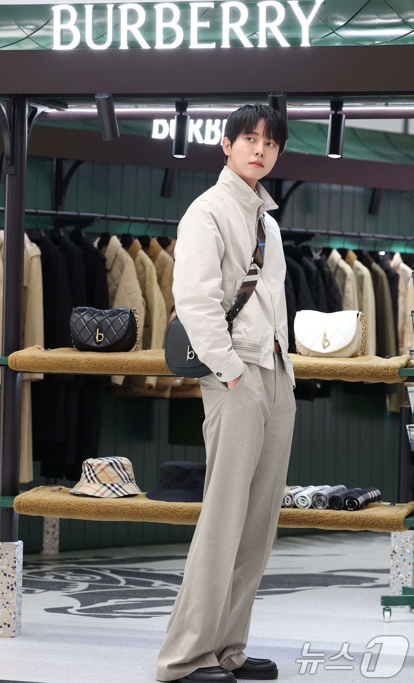 (서울=뉴스1) 권현진 기자 = 방송인 주우재가 19일 오전 서울 여의도 더현대 서울에서 열린 브랜드 버버리(BURBERRY)의 팝업스토어 오픈 행사에 참석해 포즈를 취하고 있다. …