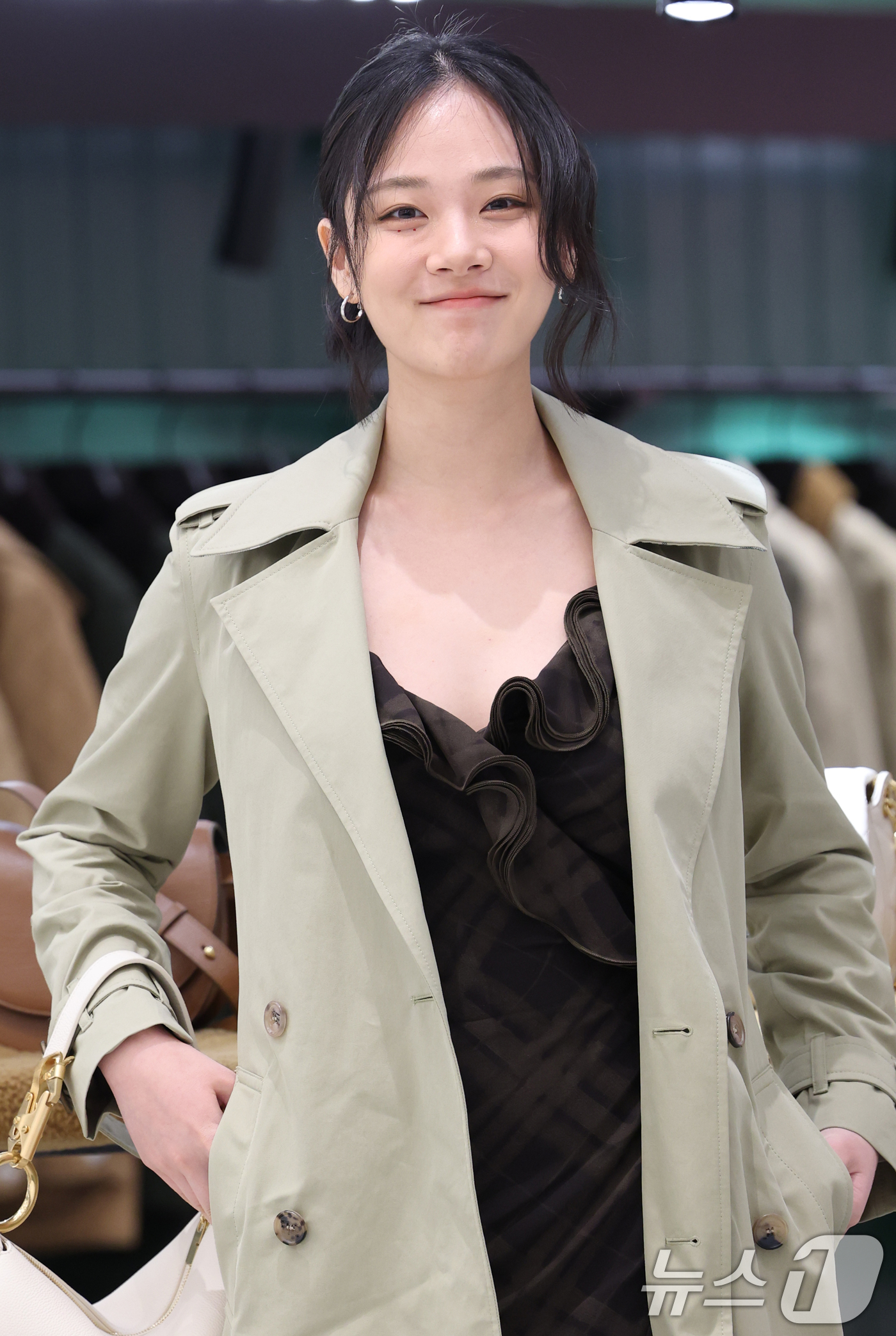 (서울=뉴스1) 권현진 기자 = 가수 겸 배우 비비(본명 김형서)가 19일 오전 서울 여의도 더현대 서울에서 열린 브랜드 버버리(BURBERRY)의 팝업스토어 오픈 행사에 참석해 …