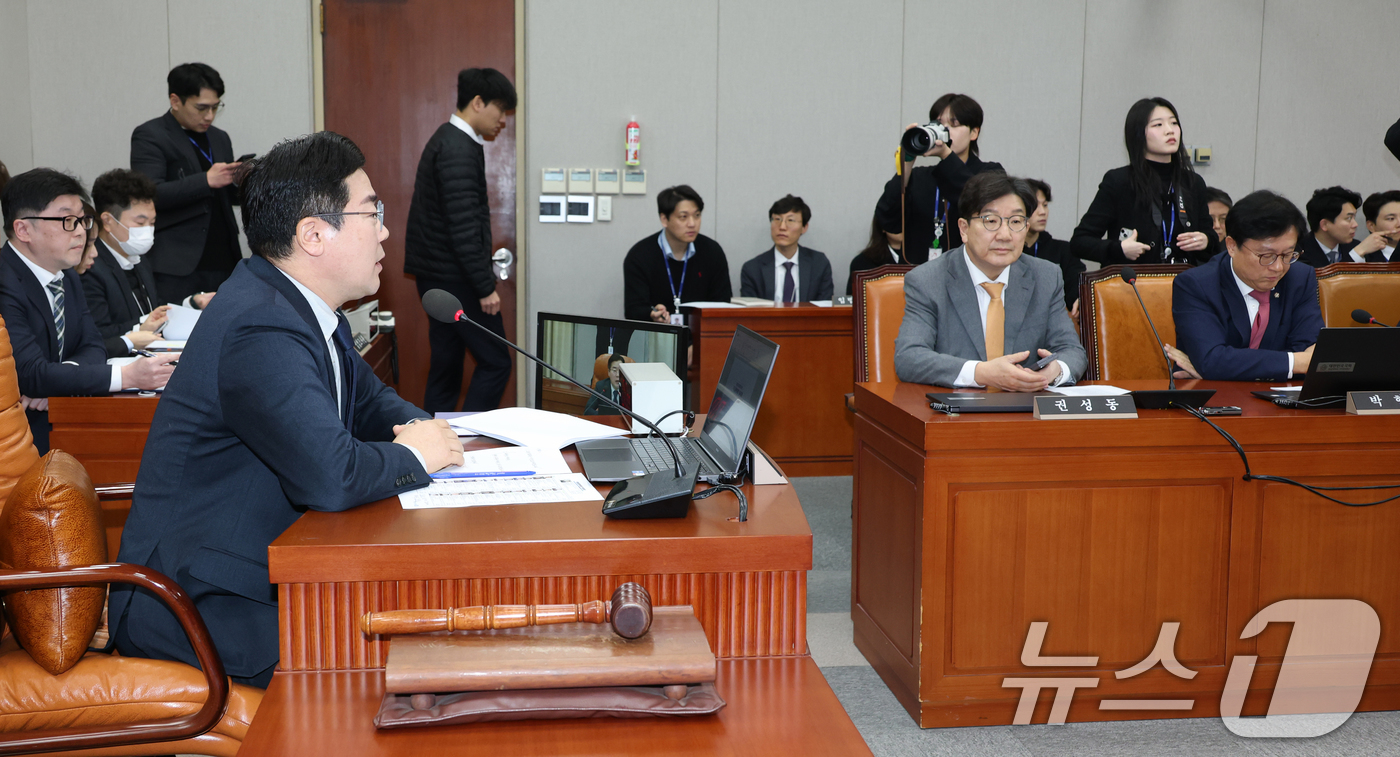 (서울=뉴스1) 이광호 기자 = 박찬대 국회 운영위원장이 19일 오전 서울 여의도 국회에서 열린 운영위원회 전체회의에서 발언하고 있다. 오른쪽 두번째는 박 위원장 발언 듣는 권성동 …