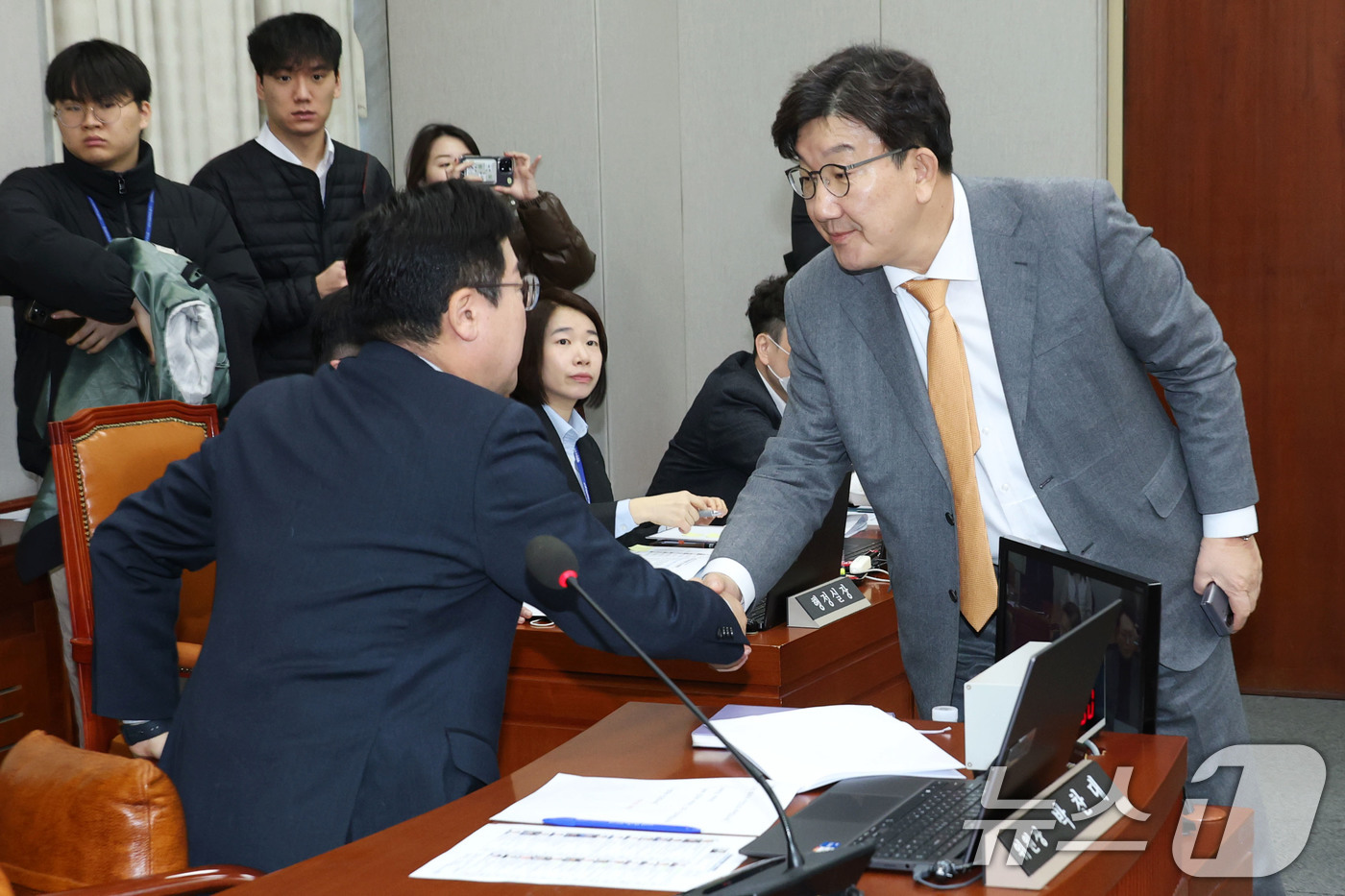 (서울=뉴스1) 이광호 기자 = 박찬대 국회 운영위원장과 권성동 국민의힘 원내대표가 19일 오전 서울 여의도 국회에서 열린 운영위원회 전체회의에서 인사나누고 있다. 2025.2.1 …