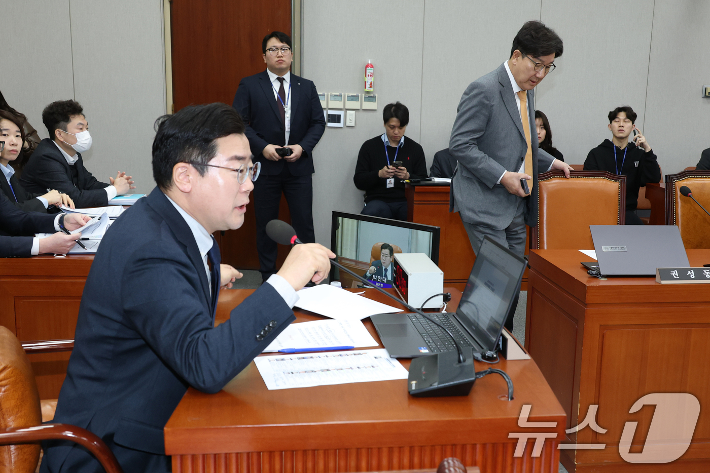 (서울=뉴스1) 이광호 기자 = 권성동 국민의힘 원내대표가 19일 오전 서울 여의도 국회에서 열린 운영위원회 전체회의에 참석하고 있다. 왼쪽은 발언하는 박찬대 국회 운영위원장. 2 …