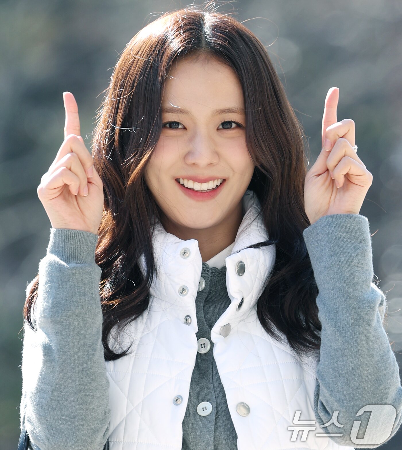 본문 이미지 - 블랙핑크 지수가 라디오 ‘박명수의 라디오쇼’를 위해 19일 오전 서울 영등포구 KBS 본관에 도착해 신곡 '얼스퀘이크' 포인트 안무를 선보이고 있다. ⓒ News1 권현진 기자