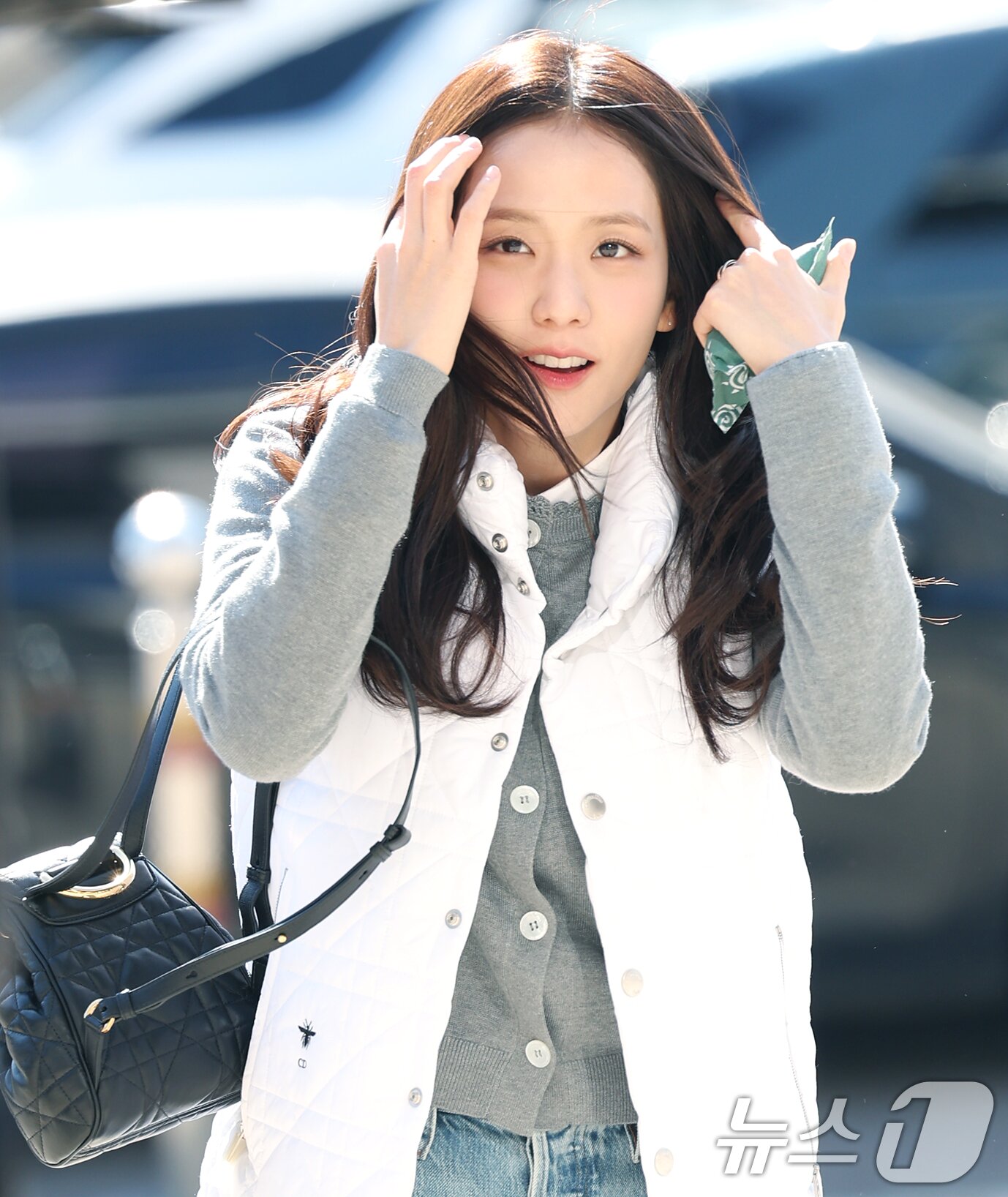 본문 이미지 - 블랙핑크 지수가 라디오 ‘박명수의 라디오쇼’를 위해 19일 오전 서울 영등포구 KBS 본관에 도착해 스튜디오로 이동하고 있다. ⓒ News1 권현진 기자