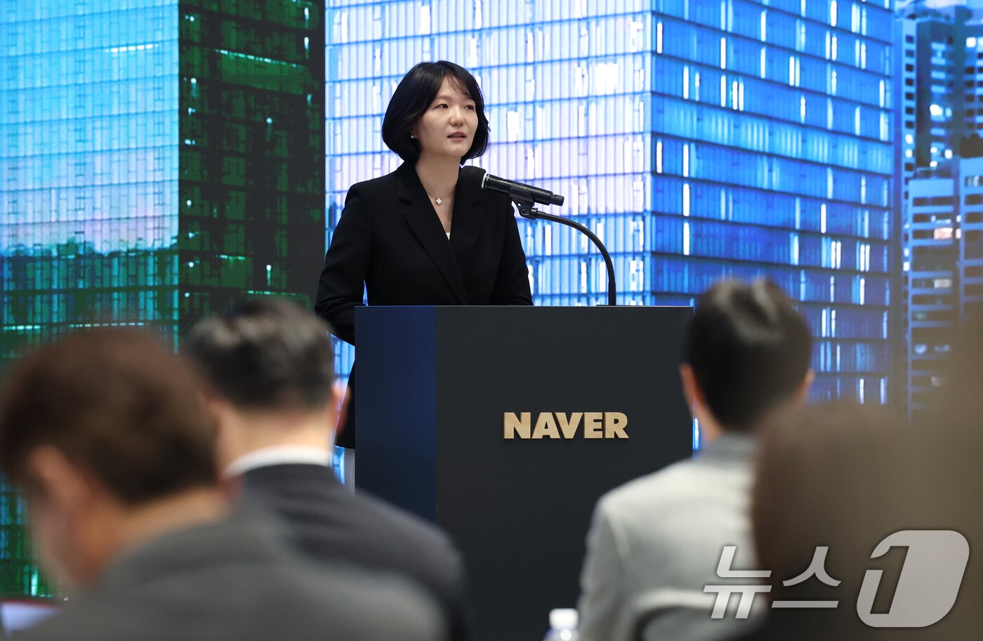 본문 이미지 - 최수연 네이버 대표가 19일 오전 경기 성남시 분당구 네이버 1784에서 열린 AI 산업 발전을 위한 현장 소통 간담회에서 환영사를 하고 있다. 2025.2.19/뉴스1 ⓒ News1 김영운 기자