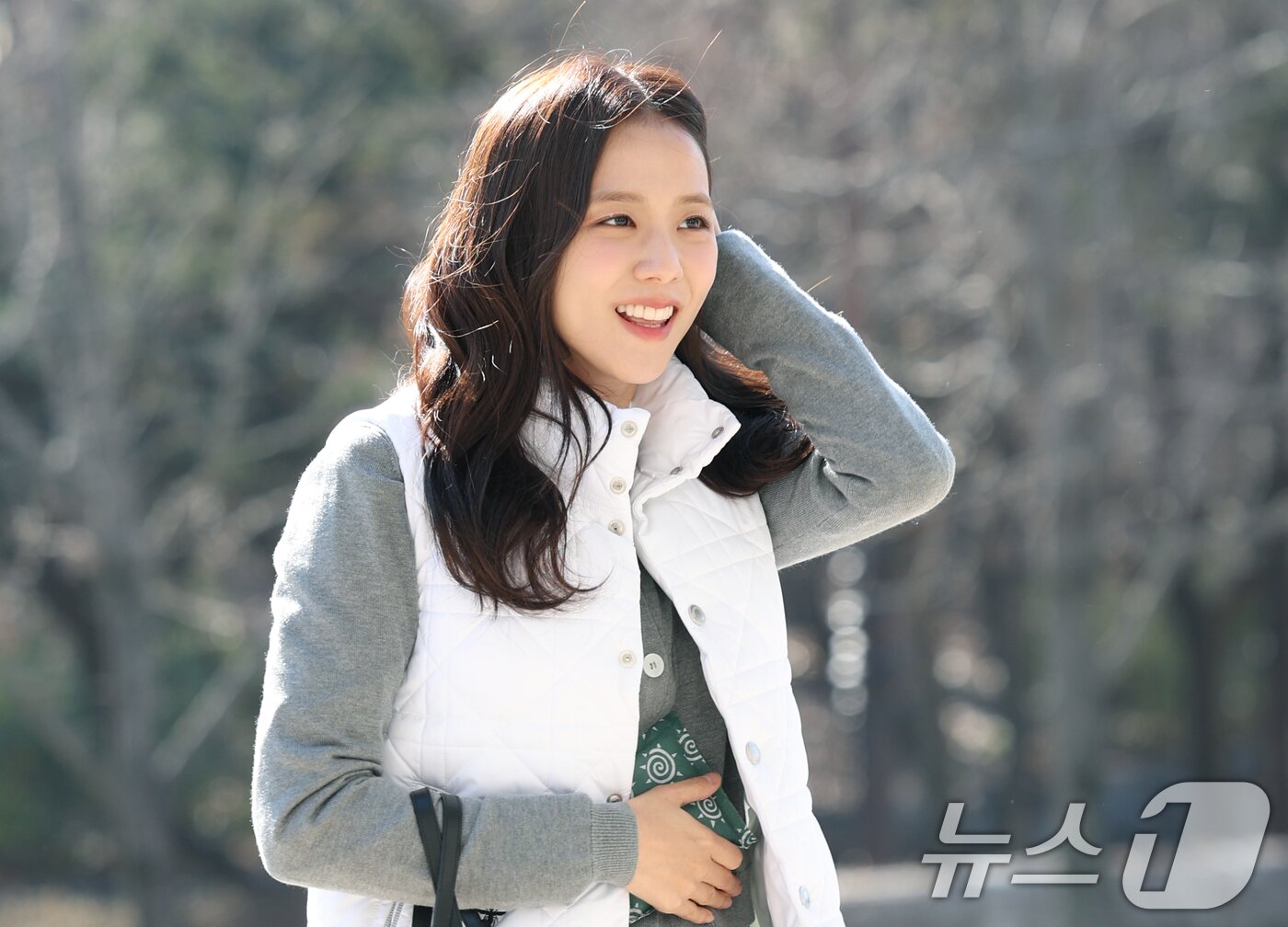 본문 이미지 - 블랙핑크 지수가 라디오 ‘박명수의 라디오쇼’를 위해 19일 오전 서울 영등포구 KBS 본관에 도착해 이동하고 있다. ⓒ News1 권현진 기자