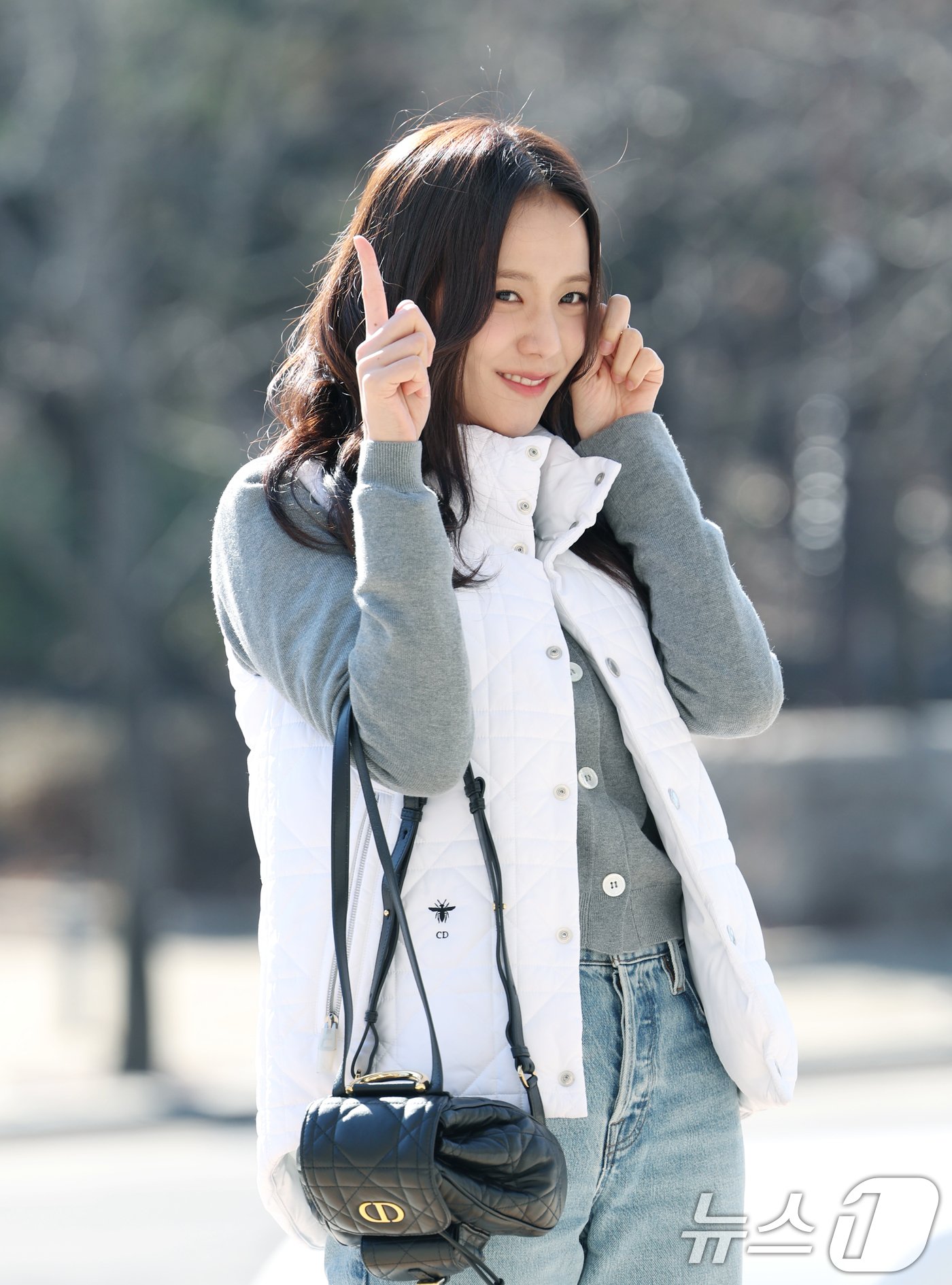 (서울=뉴스1) 권현진 기자 = 블랙핑크 지수가 라디오 ‘박명수의 라디오쇼’를 위해 19일 오전 서울 영등포구 KBS 본관에 도착해 신곡 안무 포인를 선보이고 있다. 2025.2. …