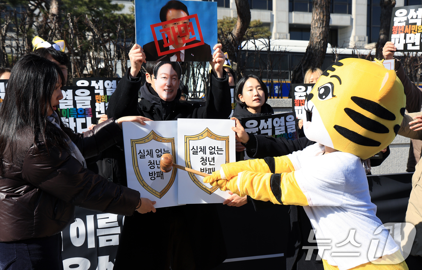 (서울=뉴스1) 박정호 기자 = 윤석열 물어가는 범청년행동과 윤석열OUT청년학생공동행동이 19일 오전 서울 종로구 재동 헌법재판소 앞에서 가진 윤석열 대통령 탄핵 촉구 기자회견에서 …