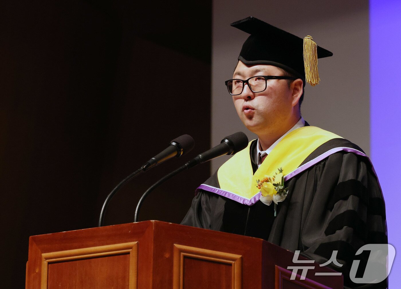 본문 이미지 - 양궁 김우진 선수가 19일 서울 성북구 국민대학교에서 열린 제76회 2024학년도 학위수여식에 참석해 축사를 하고 있다. 2025.2.19/뉴스1 ⓒ News1 박세연 기자