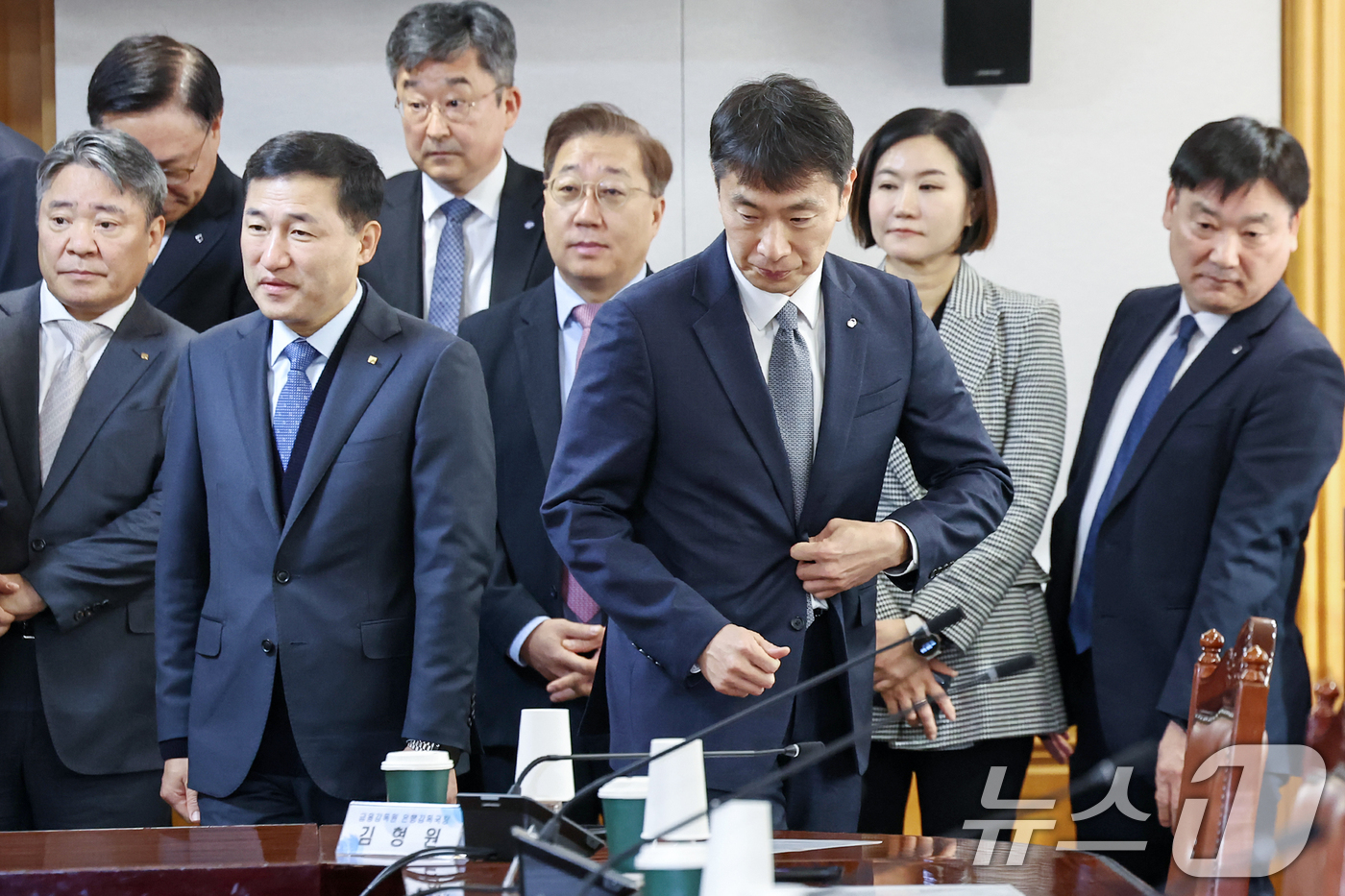 (서울=뉴스1) 민경석 기자 = 이복현 금융감독원장과 시중은행장들이 19일 오전 서울 중구 은행회관에서 열린 '금융감독원장-은행장 간담회'에 참석해 기념촬영을 마친 뒤 자리로 향하 …