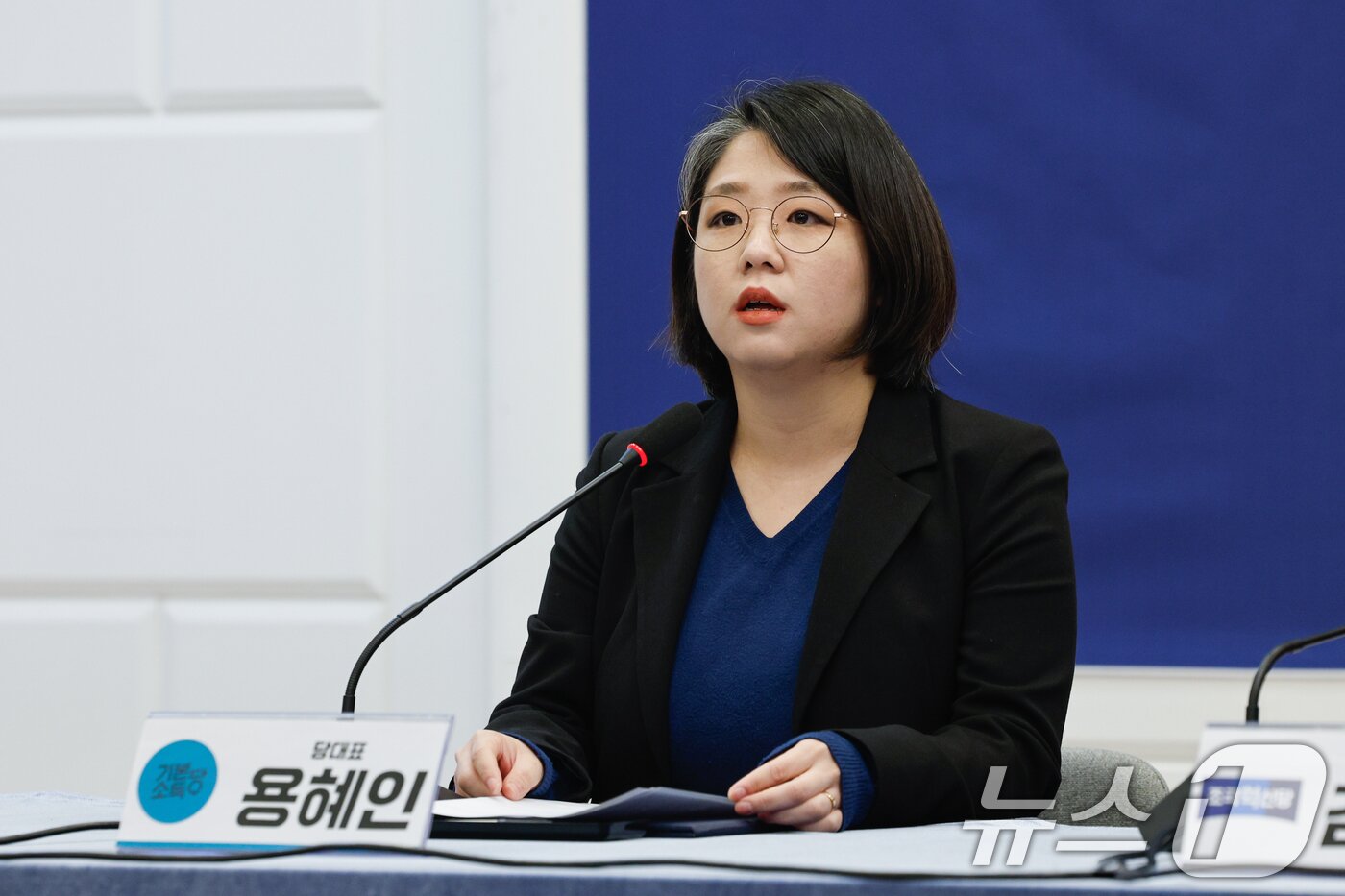 본문 이미지 - 용혜인 기본소득당 대표가 19일 서울 여의도 국회에서 열린 야5당 '내란종식 민주헌정수호 새로운 대한민국 원탁회의' 출범식에 참석해 인사말을 하고 있다. 2025.2.19/뉴스1 ⓒ News1 안은나 기자