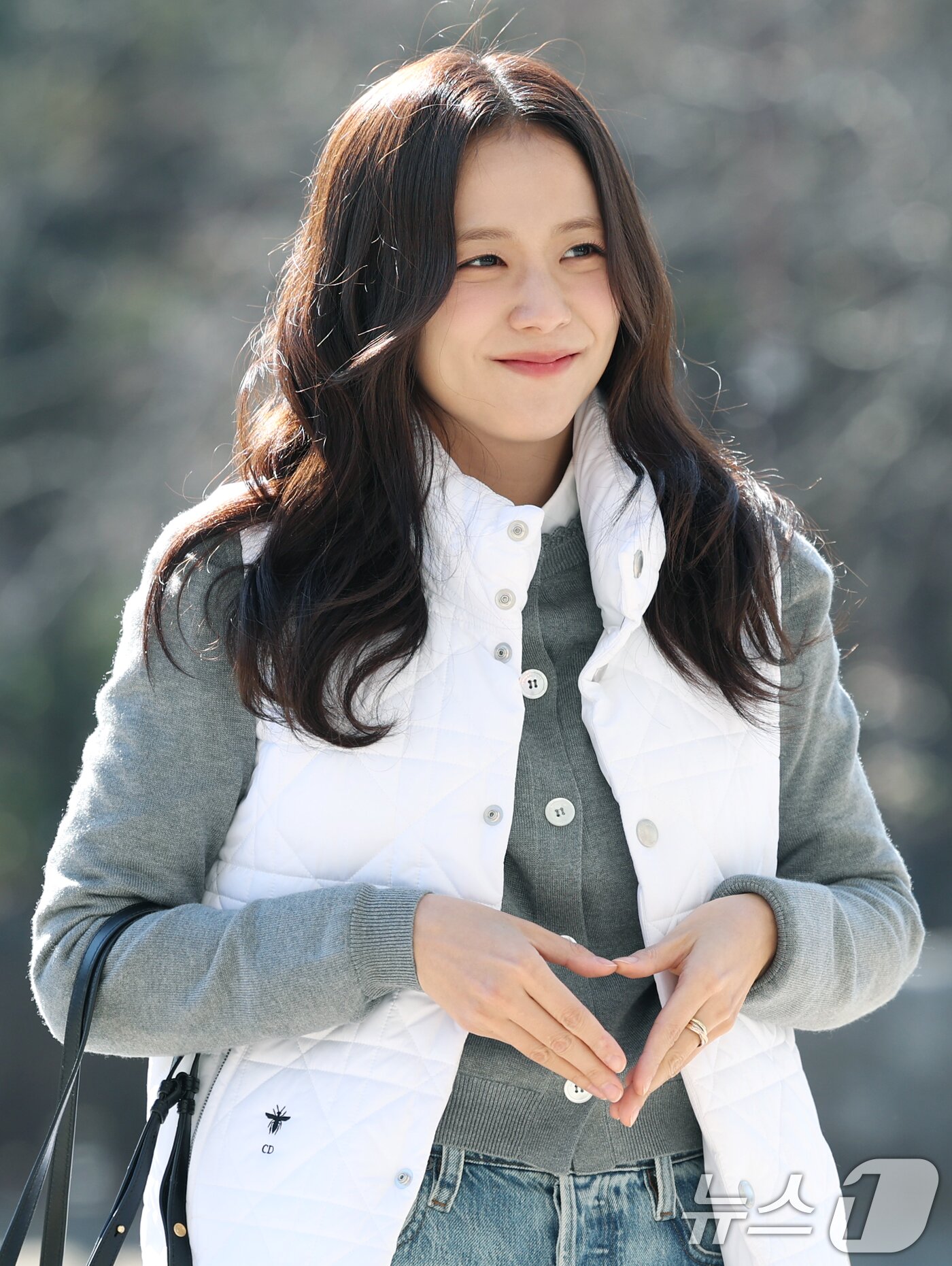본문 이미지 - 블랙핑크 지수가 라디오 ‘박명수의 라디오쇼’를 위해 19일 오전 서울 영등포구 KBS 본관에 도착해 하트를 그리고 있다. ⓒ News1 권현진 기자