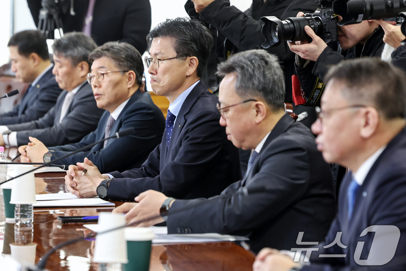 (서울=뉴스1) 민경석 기자 = 19일 오전 서울 중구 은행회관에서 열린 '금융감독원장-은행장 간담회'에서 시중은행장들이 이복현 금융감독원장의 모두발언을 듣고 있다. 2025.2. …