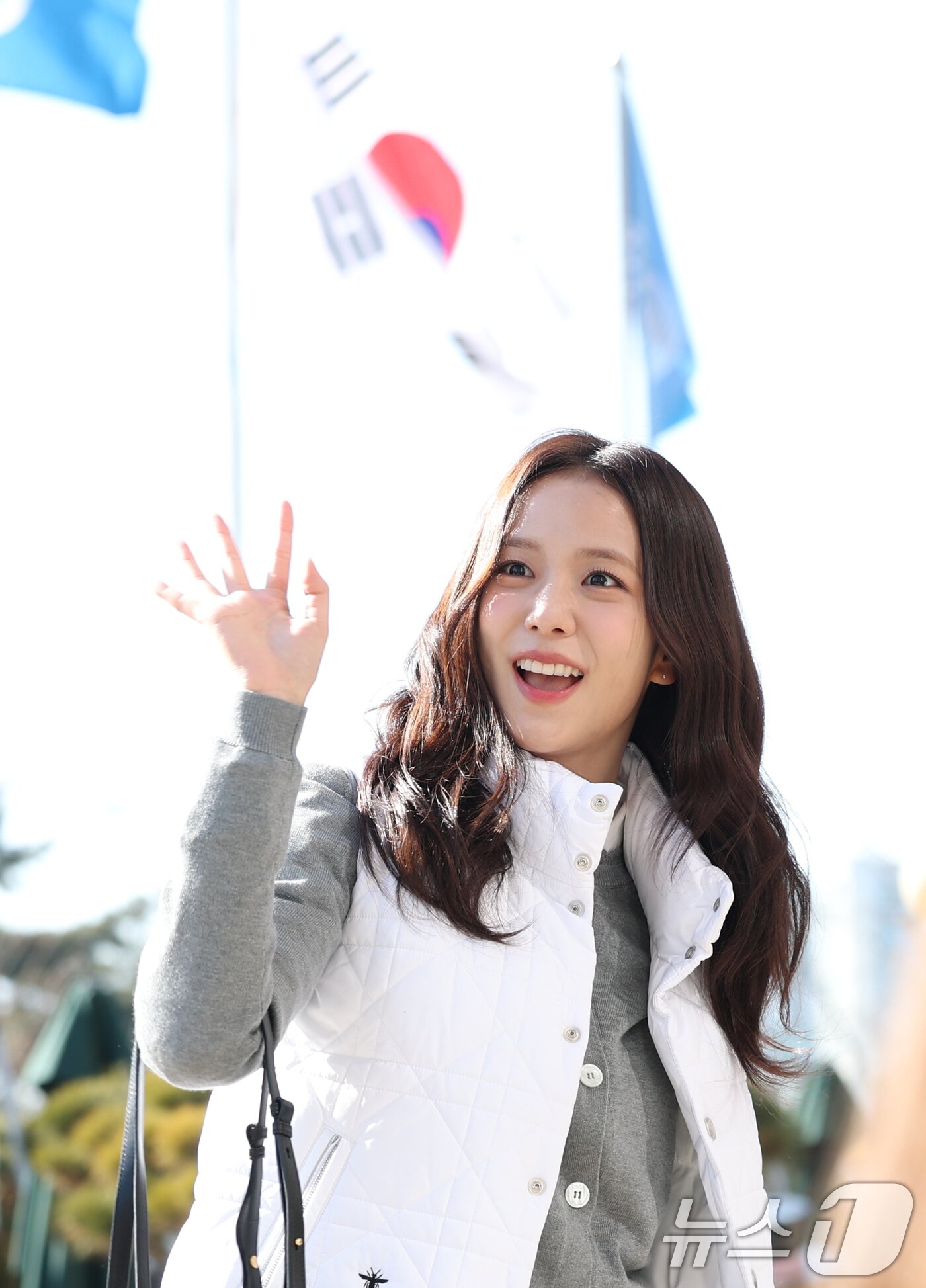 본문 이미지 - 블랙핑크 지수가 라디오 ‘박명수의 라디오쇼’를 위해 19일 오전 서울 영등포구 KBS 본관에 도착해 인사를 하고 있다. ⓒ News1 권현진 기자