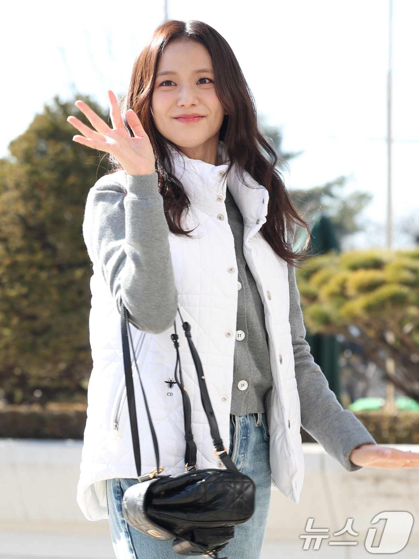 본문 이미지 - 블랙핑크 지수가 라디오 ‘박명수의 라디오쇼’를 위해 19일 오전 서울 영등포구 KBS 본관에 도착해 사랑스러운 인사를 하고 있다. ⓒ News1 권현진 기자