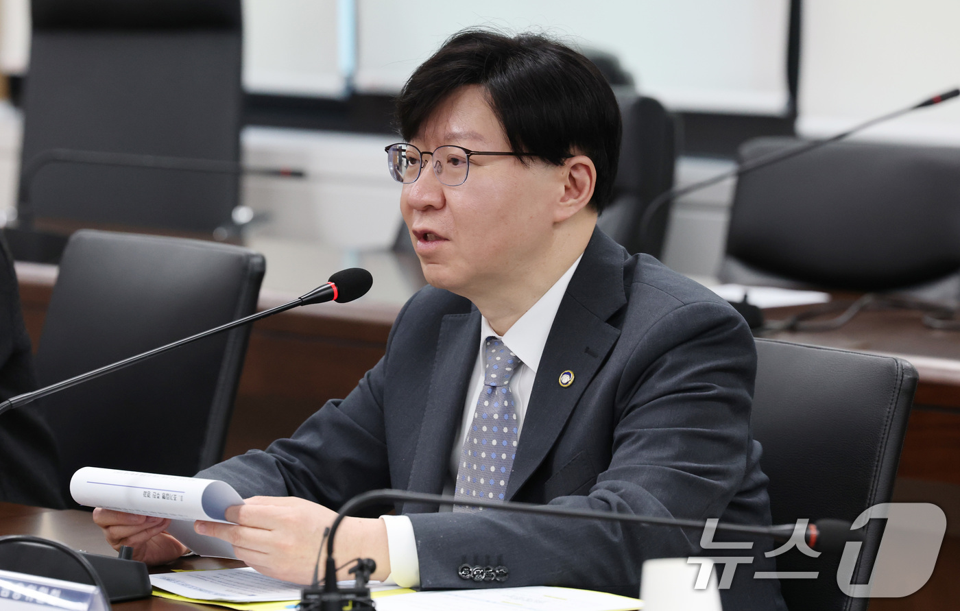 (서울=뉴스1) 임세영 기자 = 김소영 금융위원회 부위원장이 19일 오전 서울 종로구 정부서울청사에서 열린 정책금융 조기집행 간담회에서 모두발언을 하고 있다. 2025.2.19/뉴 …
