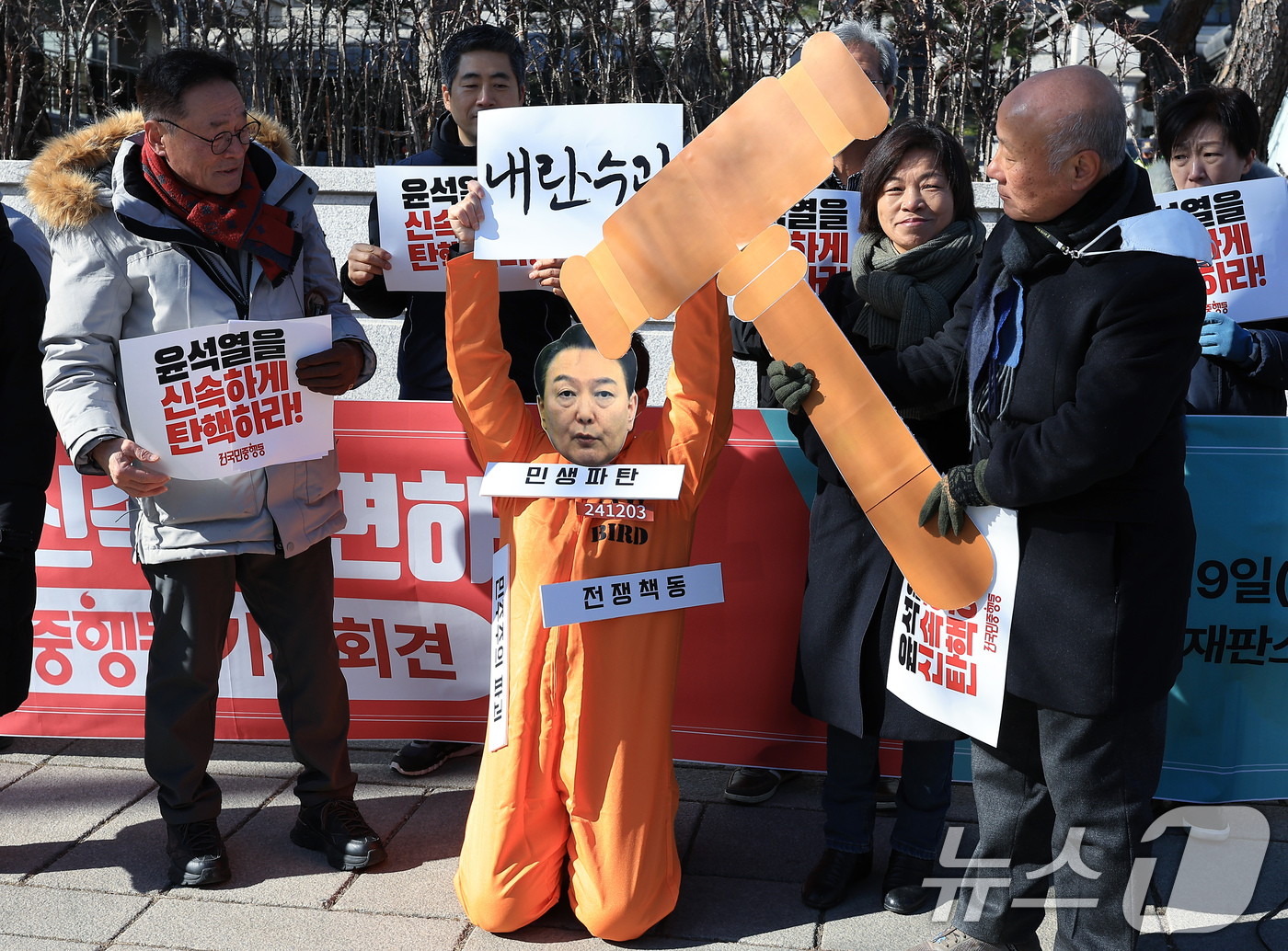 (서울=뉴스1) 박정호 기자 = 전국민중행동 박석운 공동대표와 활동가 등이 19일 오전 서울 종로구 재동 헌법재판소 앞에서 가진 윤석열 대통령 신속 파면 촉구 기자회견에서 법봉으로 …
