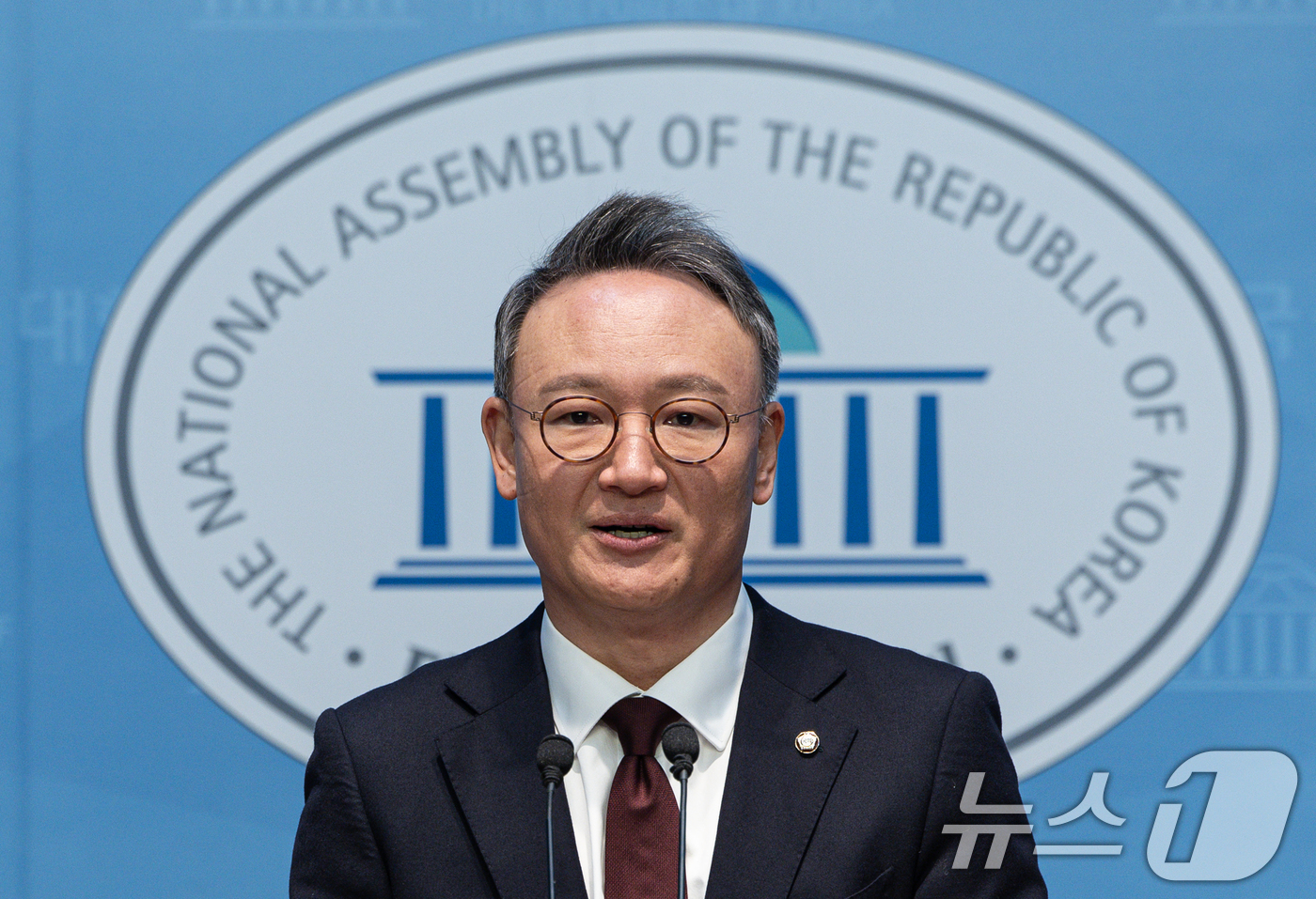 (서울=뉴스1) 이재명 기자 = 안상훈 국민의힘 의원이 19일 오전 서울 여의도 국회 소통관에서 '청년·미래세대를 위한 연금개혁'을 주제로 기자회견을 하고 있다. 2025.2.19 …