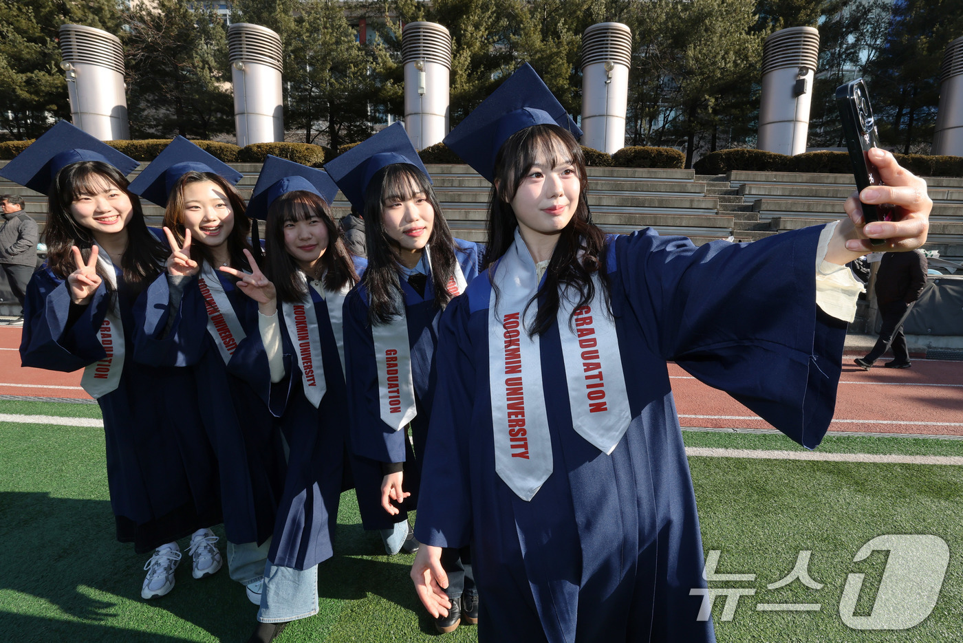 (서울=뉴스1) 박세연 기자 = 19일 서울 성북구 국민대학교에서 열린 제76회 2024학년도 학위수여식에 참석하는 졸업생들이 기념사진을 찍고 있다. 2025.2.19/뉴스1