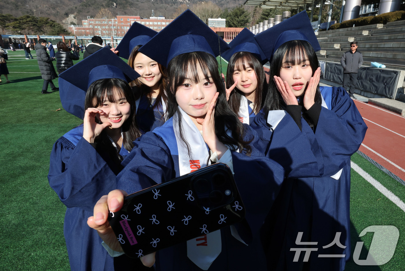 (서울=뉴스1) 박세연 기자 = 19일 서울 성북구 국민대학교에서 열린 제76회 2024학년도 학위수여식에 참석하는 졸업생들이 기념사진을 찍고 있다. 2025.2.19/뉴스1