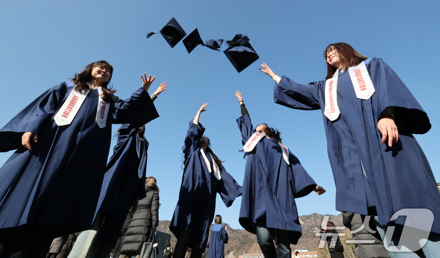 (서울=뉴스1) 박세연 기자 = 19일 서울 성북구 국민대학교에서 열린 제76회 2024학년도 학위수여식에 참석하는 졸업생들이 학사모를 던지며 기념촬영을 하고 있다. 2025.2. …