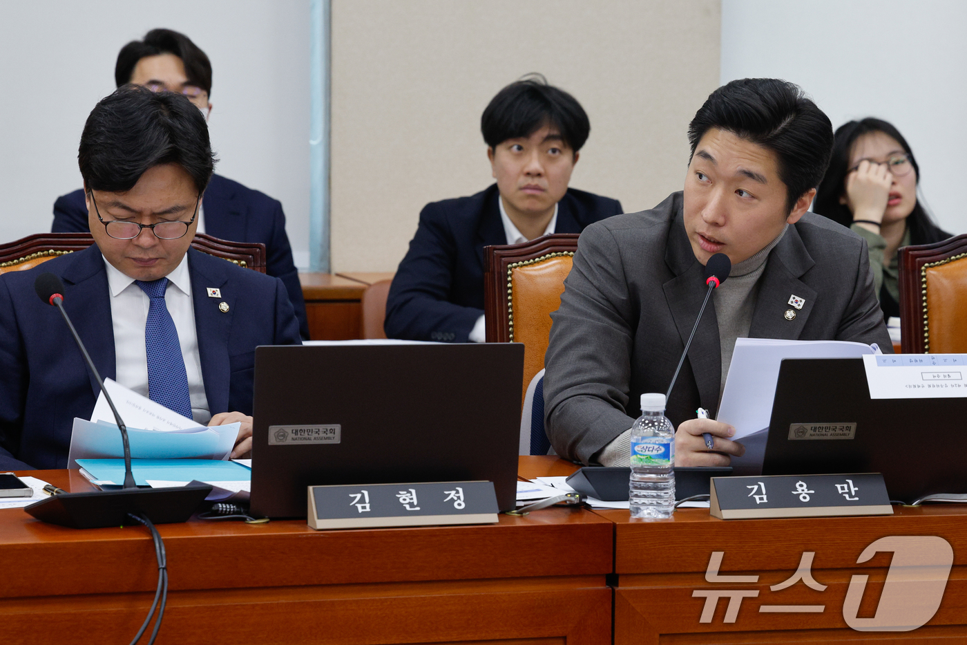 (서울=뉴스1) 안은나 기자 = 백범 김구 선생의 증손자인 김용만 더불어민주당 의원이 19일 서울 여의도 국회에서 열린 정무위원회 제422회국회(임시회) 제2차 전체회의에서 강정애 …