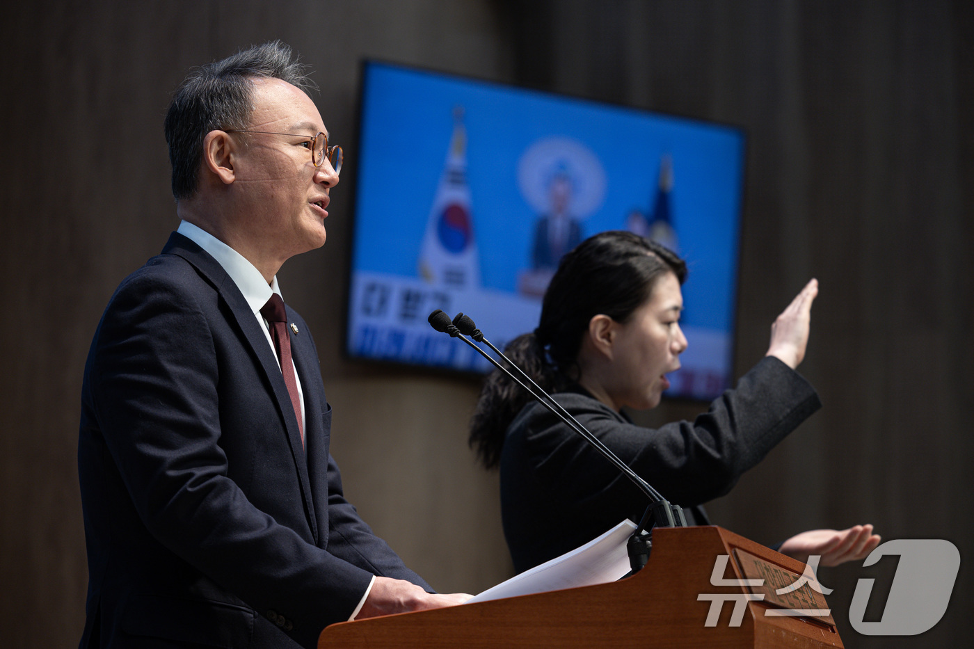 (서울=뉴스1) 이재명 기자 = 안상훈 국민의힘 의원이 19일 오전 서울 여의도 국회 소통관에서 '청년·미래세대를 위한 연금개혁'을 주제로 기자회견을 하고 있다. 2025.2.19 …