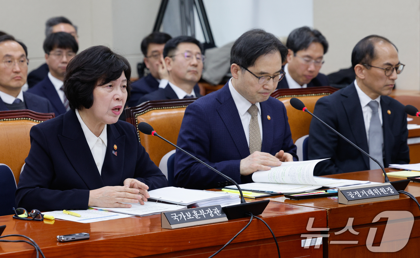 (서울=뉴스1) 안은나 기자 = 강정애 국가보훈부 장관이 19일 서울 여의도 국회에서 열린 정무위원회 제422회국회(임시회) 제2차 전체회의에 출석해 백범 김구 선생의 증손자인 김 …