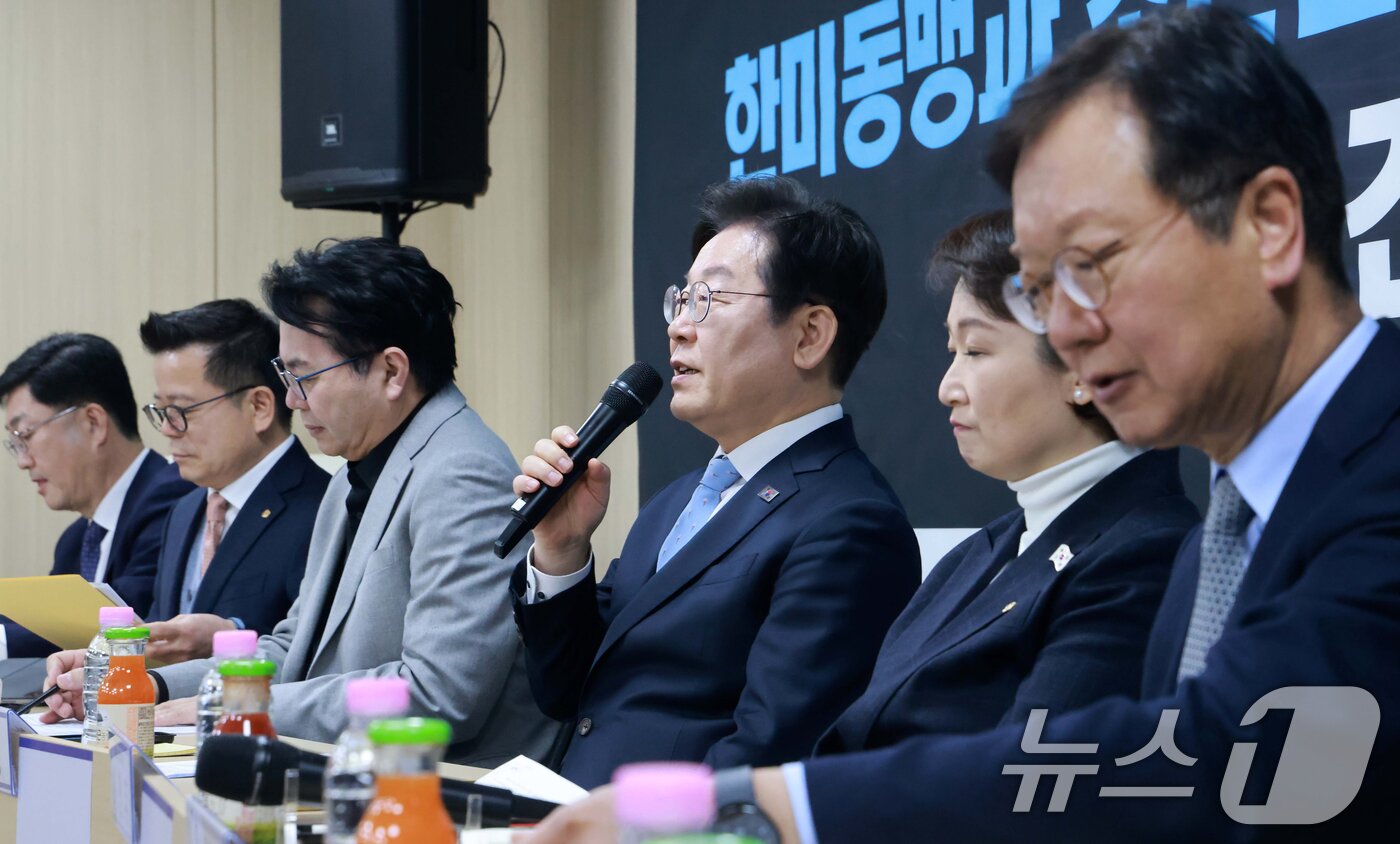 본문 이미지 - 이재명 더불어민주당 대표가 19일 서울 마포구 한국방위산업진흥회에서 열린 '트럼프 시대 : 한미동맹과 조선산업·K-방산의 비전' 현장 간담회에서 발언하고 있다. 2025.2.19/뉴스1 ⓒ News1 국회사진취재단