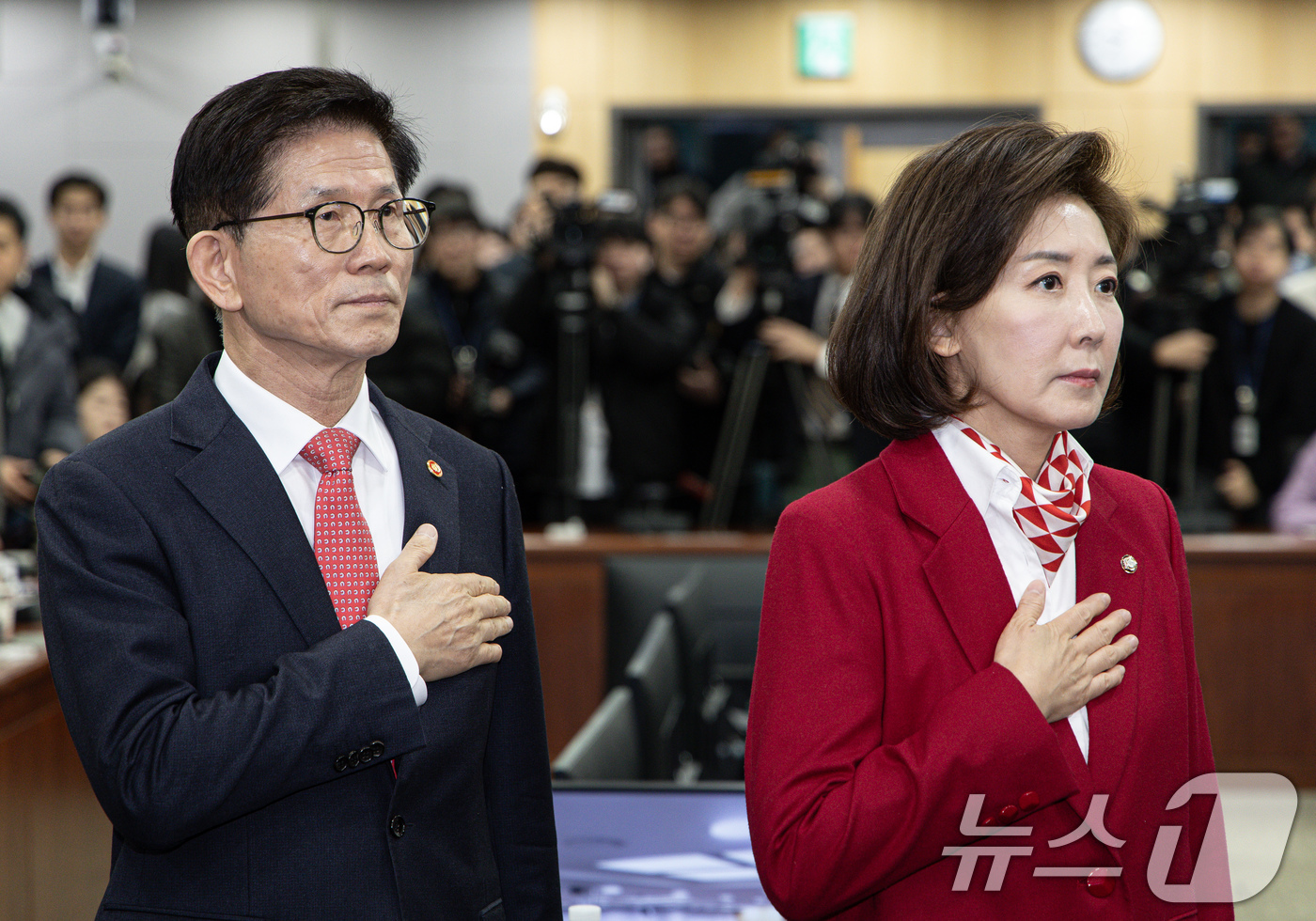 (서울=뉴스1) 이재명 기자 = 김문수 고용노동부 장관 나경원 국민의힘 의원이 19일 오전 서울 여의도 국회 의원회관에서 열린 '2030·장년 모두 Win-Win하는 노동개혁' 대 …